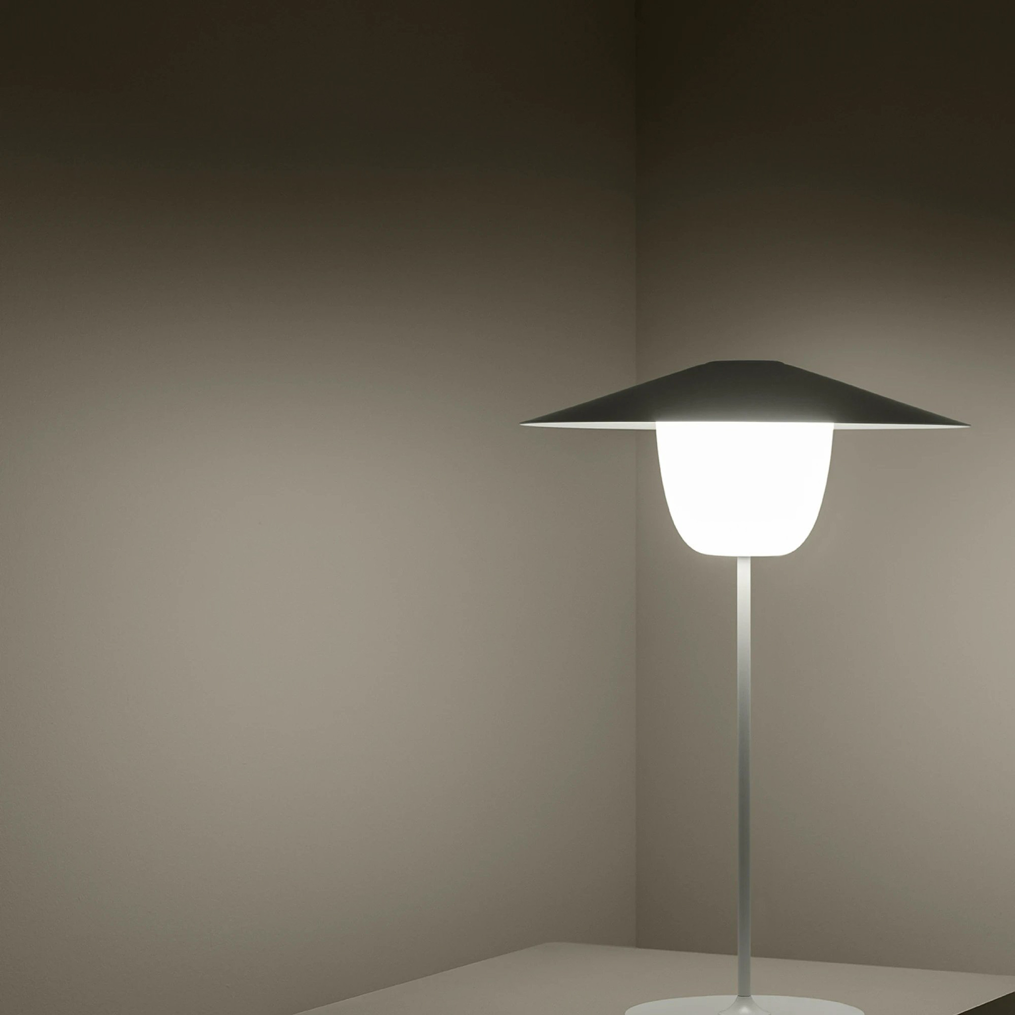 BLOMUS // ANI LAMP - MOBILE LED-TISCHLEUCHTE | WHITE