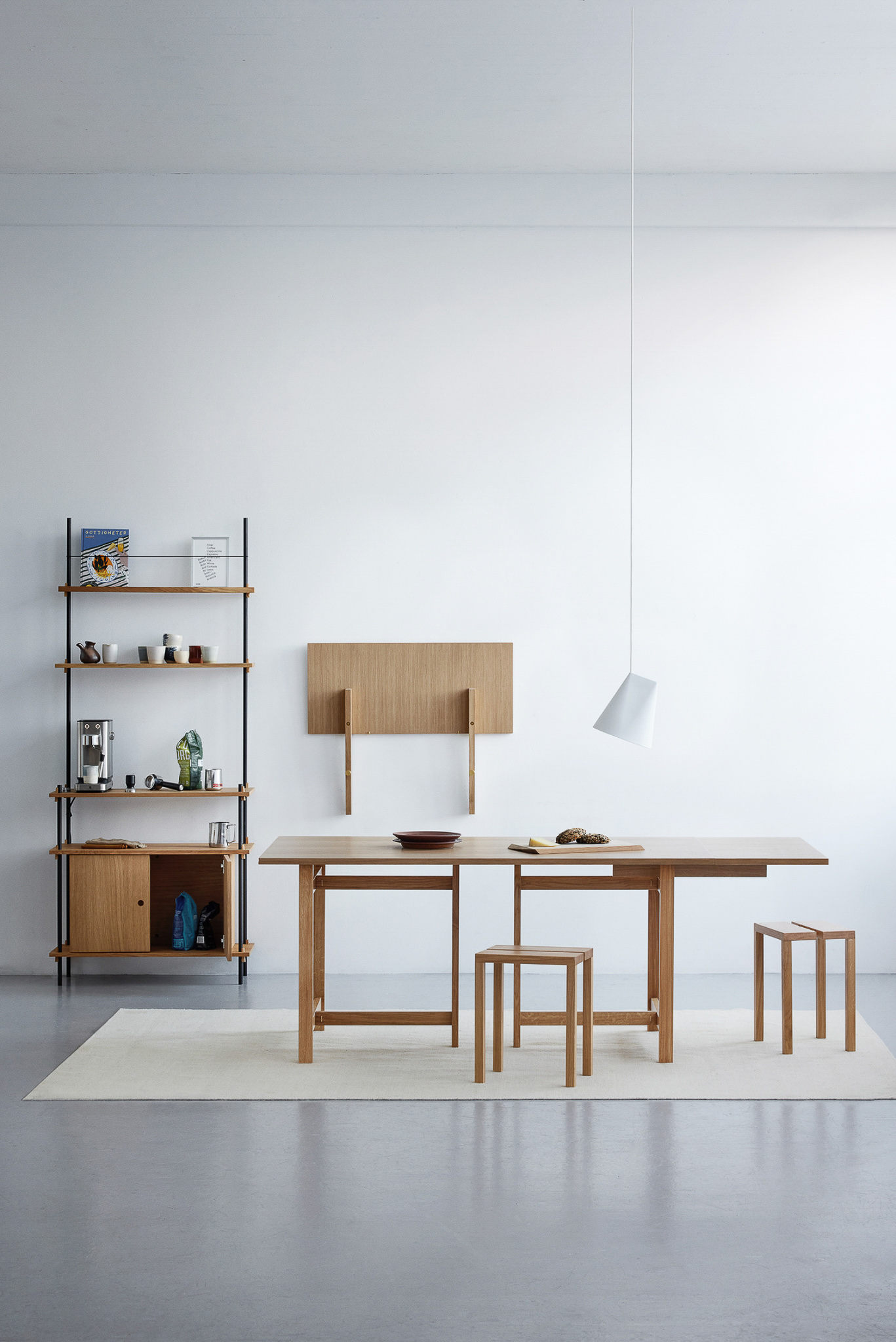 MOEBE // SHELVING SYSTEM - S.255.3.E | 255CM x 240CM |  OAK SHELVES |  WARM GREY LEGS