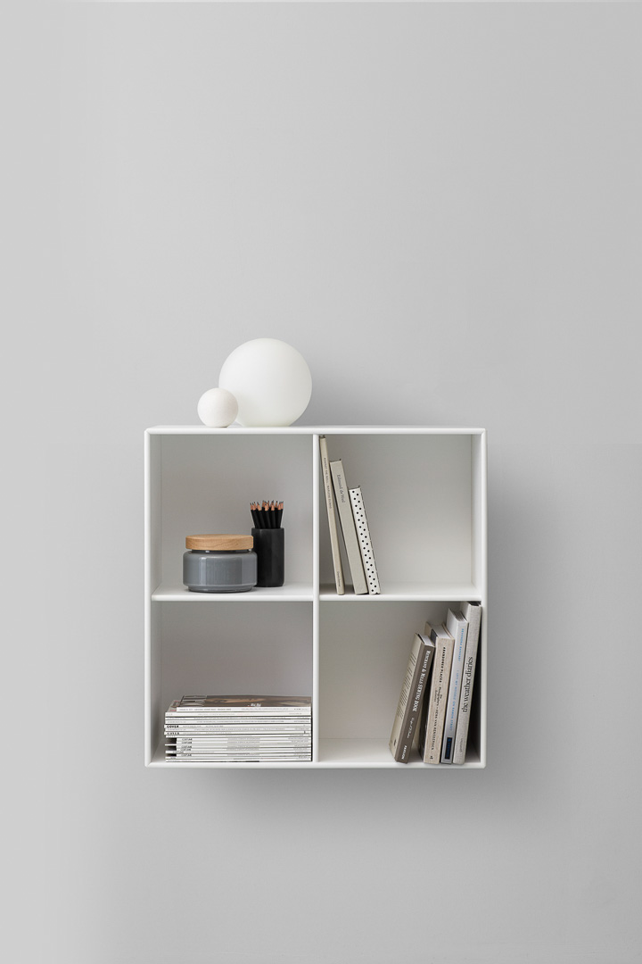 MONTANA // SHOW - OPEN BOOKSHELF | BLACK | PEDESTAL 7 CM