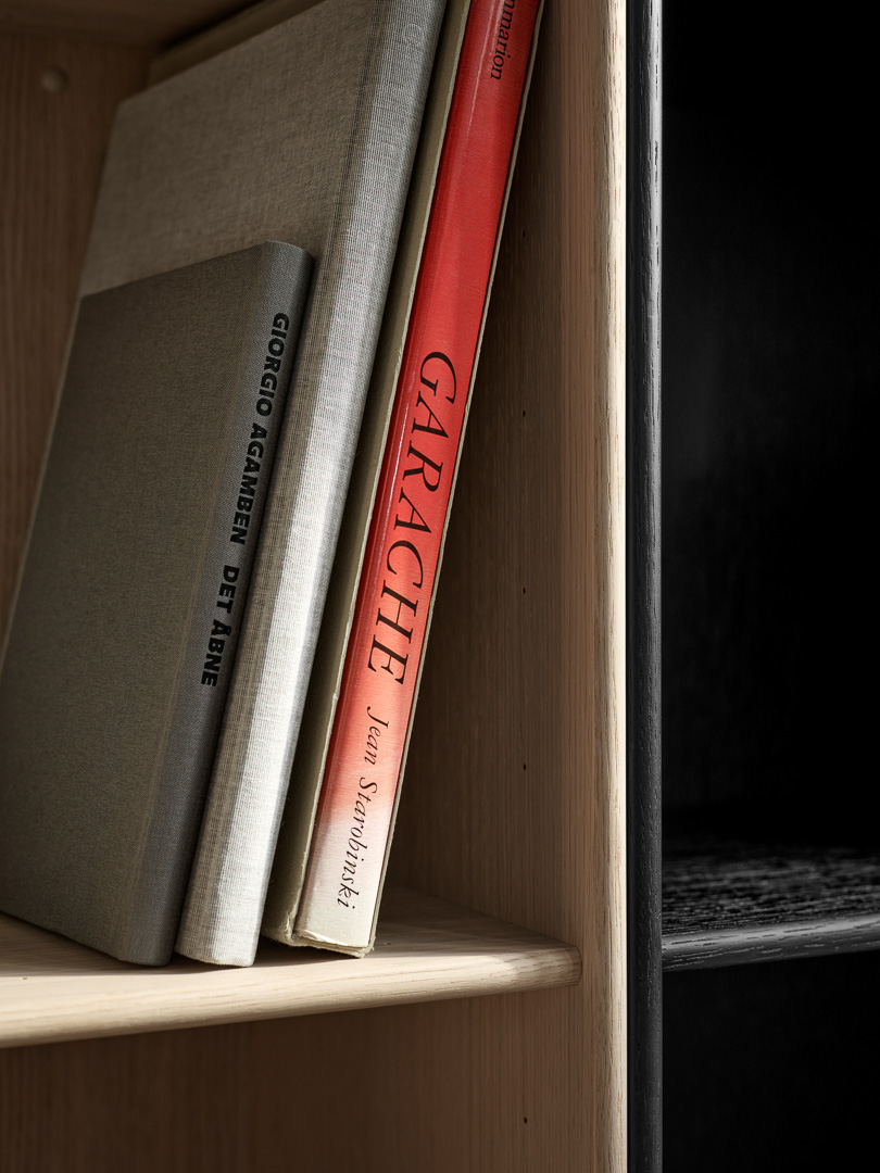 MONTANA // SHOW - OPEN BOOKSHELF | BLACK | LEG COLOR : SNOW