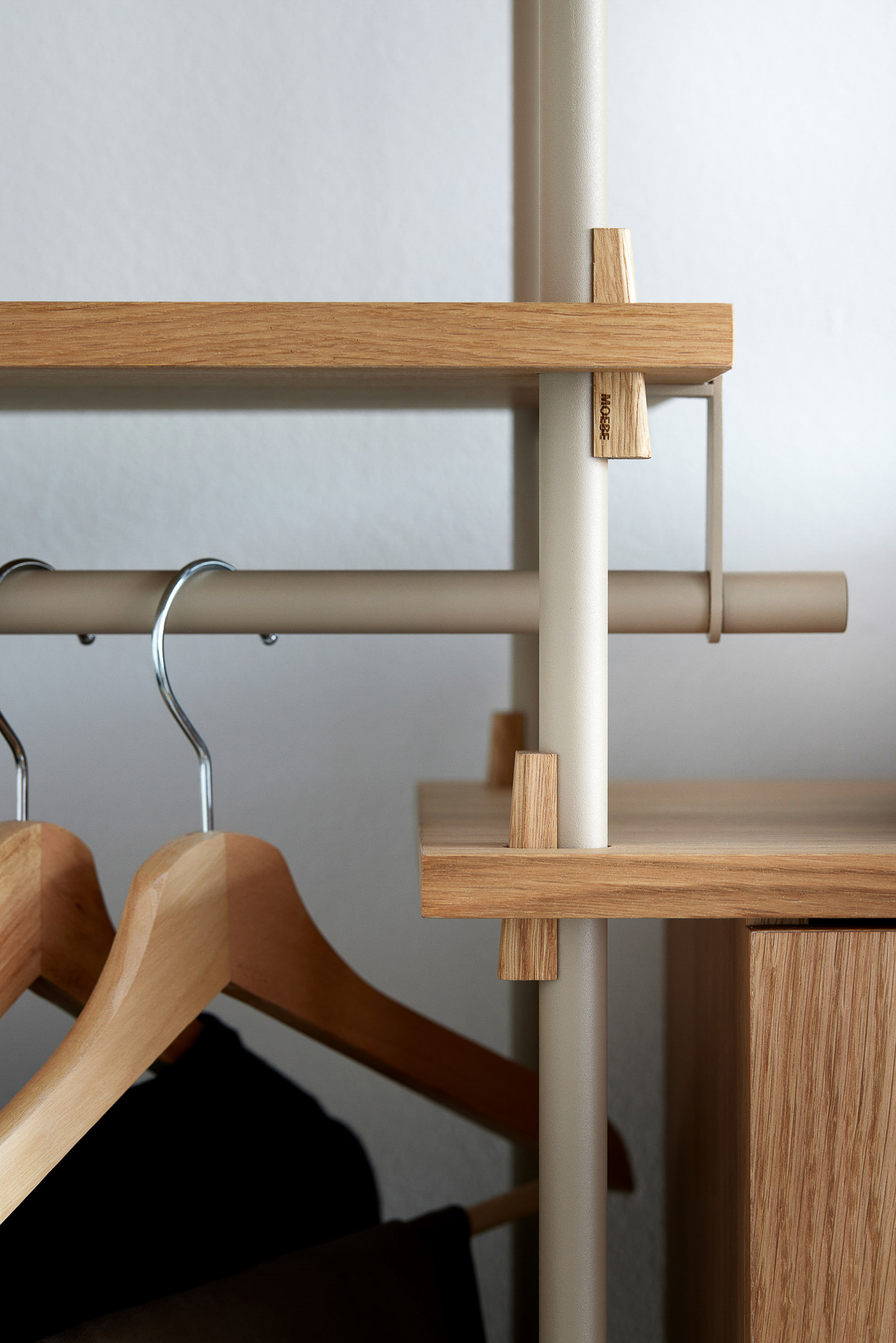 MOEBE // SHELVING SYSTEM - S.255.3.E | 255CM x 240CM |  OAK SHELVES |  WARM GREY LEGS