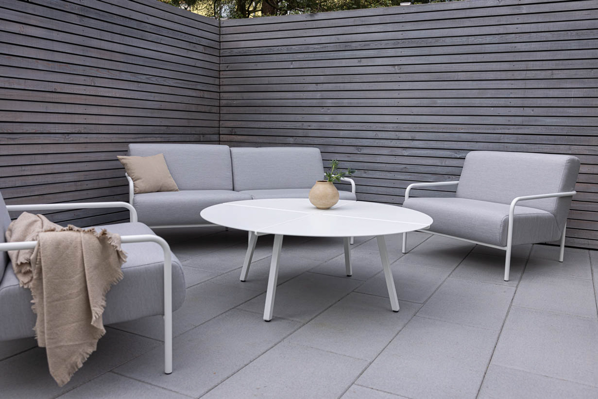 METALLBUDE // SOLEA - OUTDOOR LOUNGE CHAIR | WHITE - LIGHT GRAY CUSHION