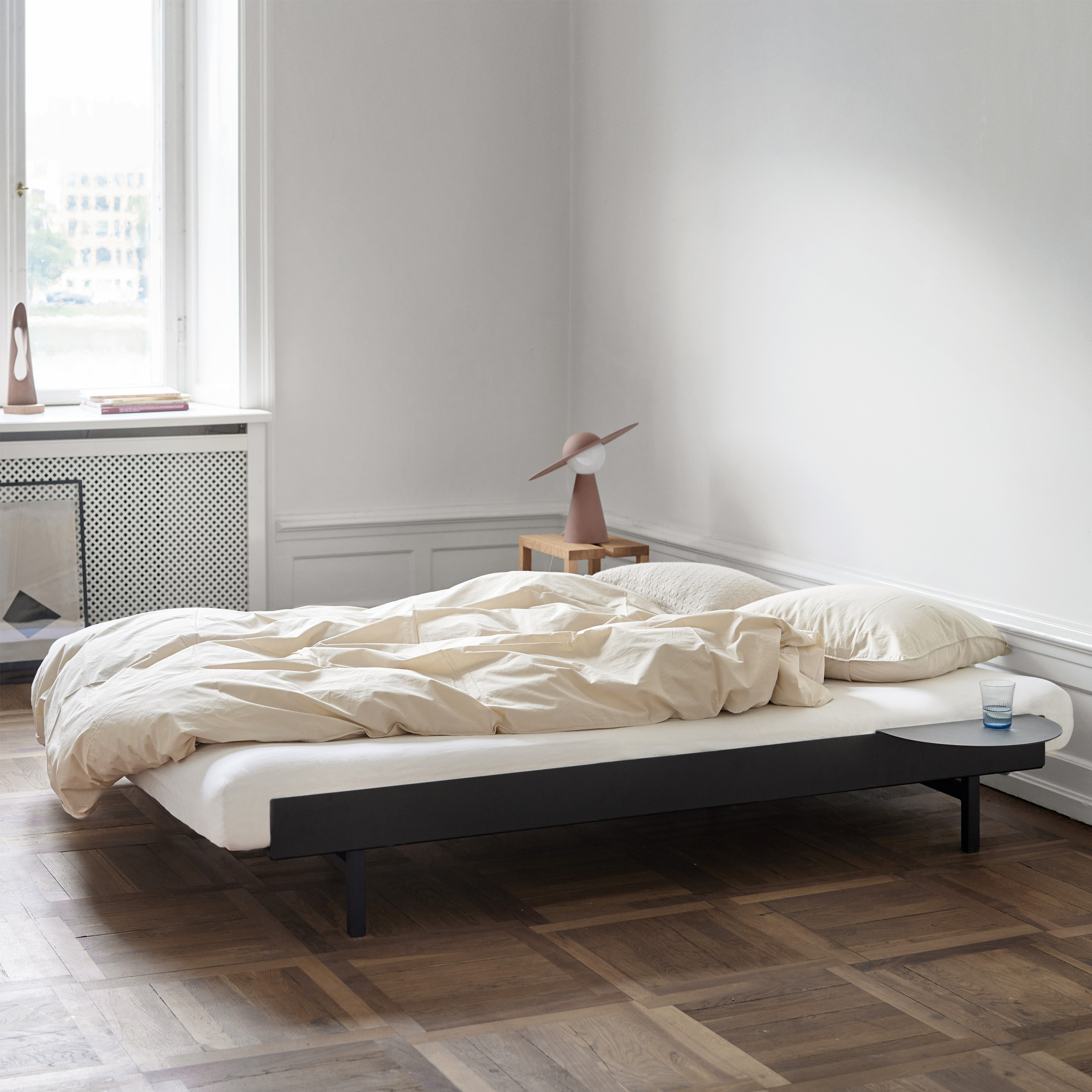 MOEBE // BETT 180 CM (low) - SCHWARZ | LATTENROST | 1 x ABLAGE