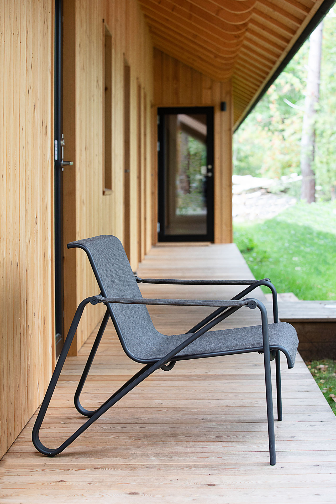 MINDO // MINDO 105 LOUNGE CHAIR -BROWN