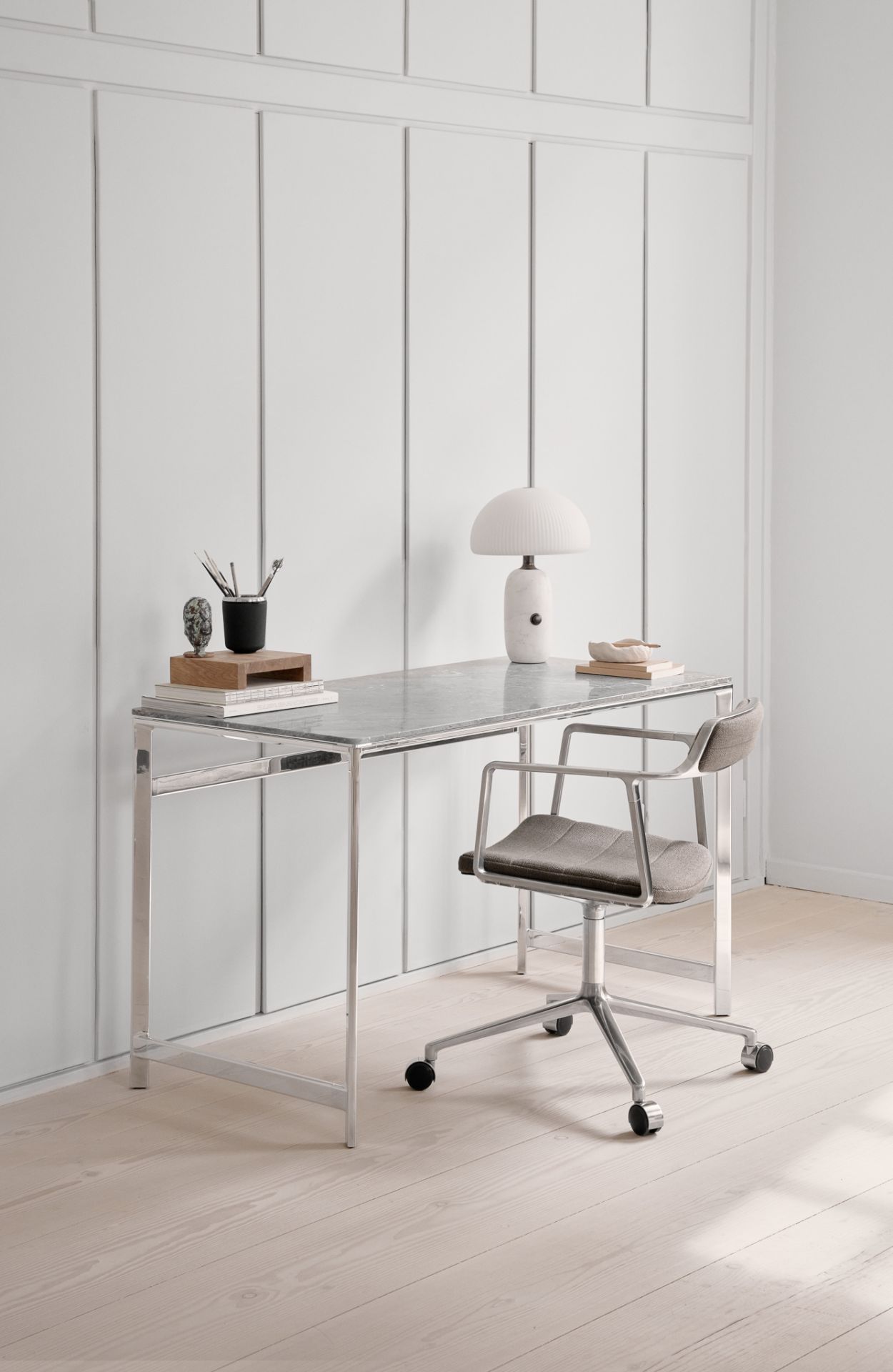 VIPP 430/453/591 Bundle - Studio Desk Ocean Grey + Drehstuhl pol. Rahmen Rollen Leder Kamel + Sculpture Table Lamp Weiss