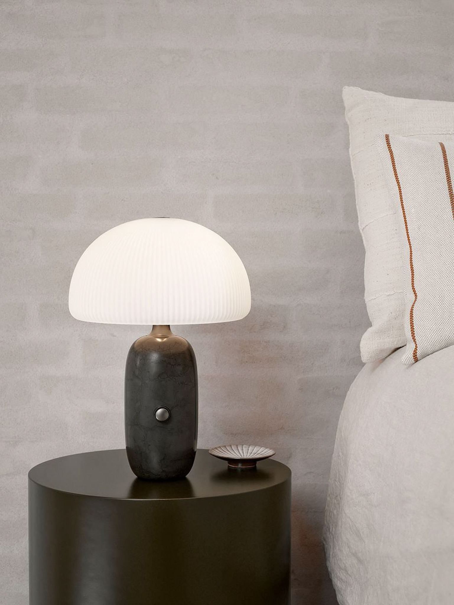 VIPP 592 // SCULPTURE TABLE LAMP | GREY