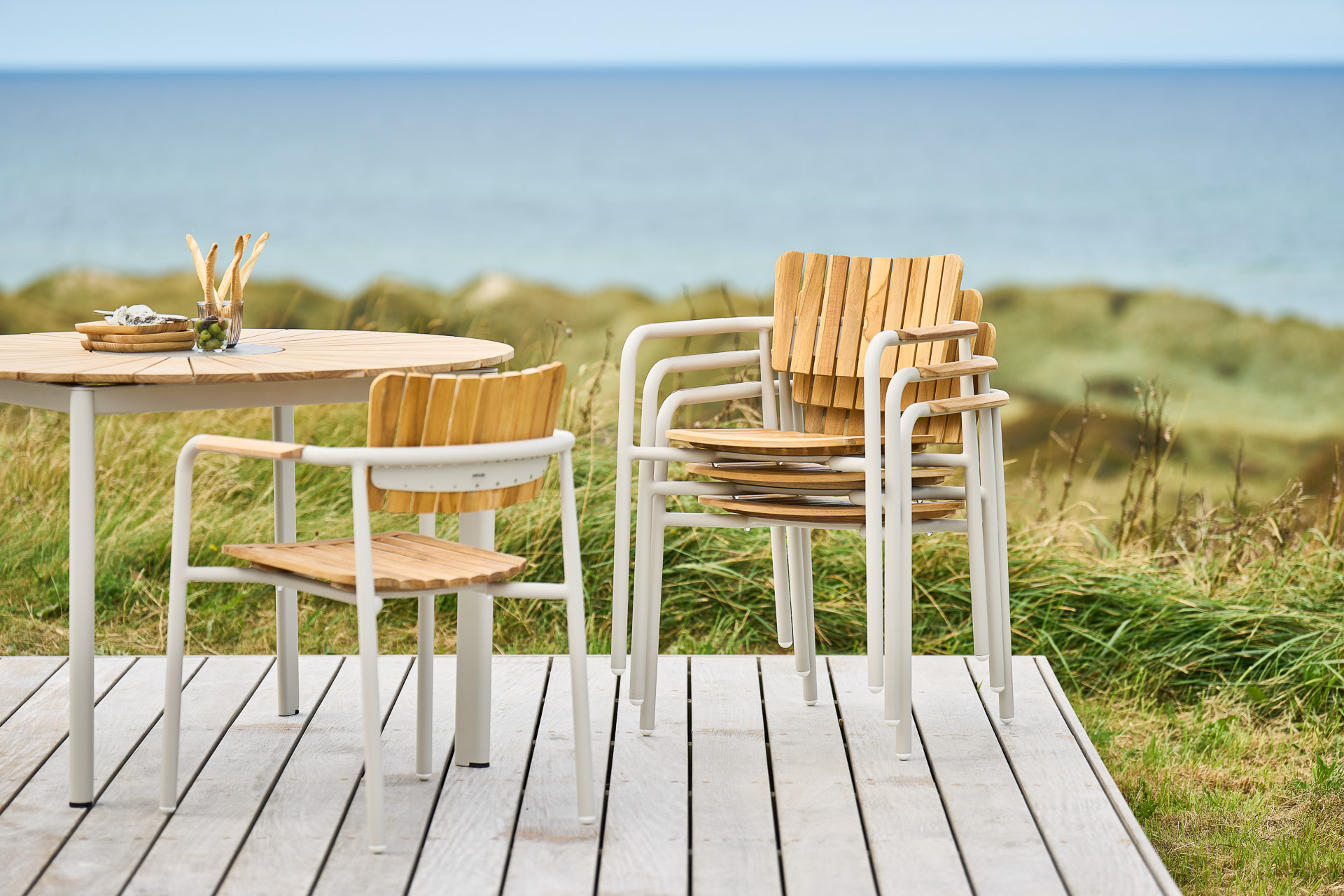 MINDO // MINDO 119 DINING CHAIR W ARMS | LIGHT GREY