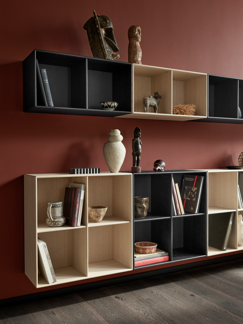 MONTANA // SHOW - OPEN BOOKSHELF | ANTHRACITE | PEDESTAL 7 CM