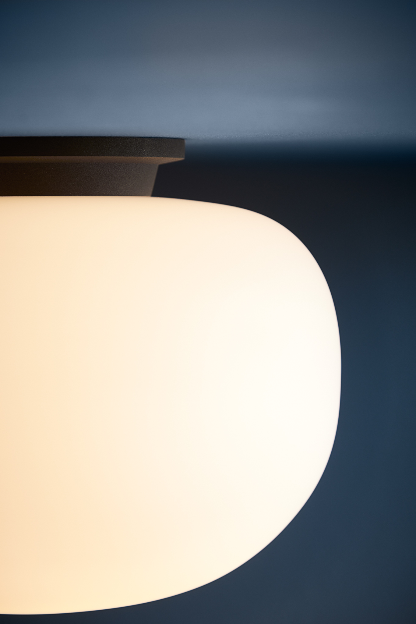 FRANDSEN // SUPERNATE CEILING LIGHT Ø28 EU - OPAL WHITE/BLACK