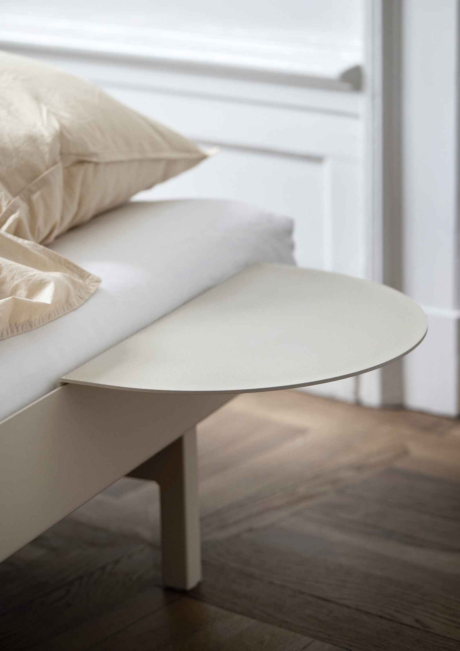 MOEBE // BETT 160 CM (low) - SAND | LATTENROST | 2x ABLAGE