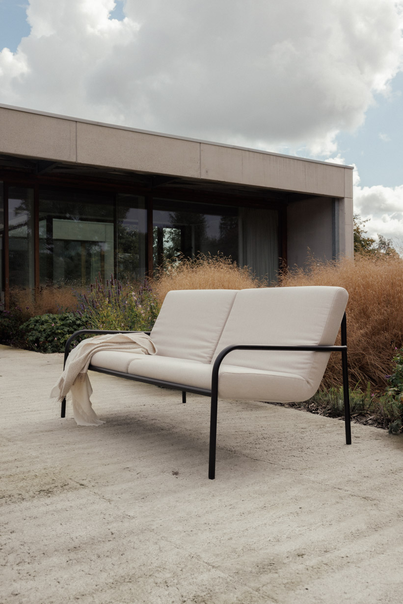 METALLBUDE // CRUZ - LOUNGESOFA | OUTDOOR | BLACK/SAND