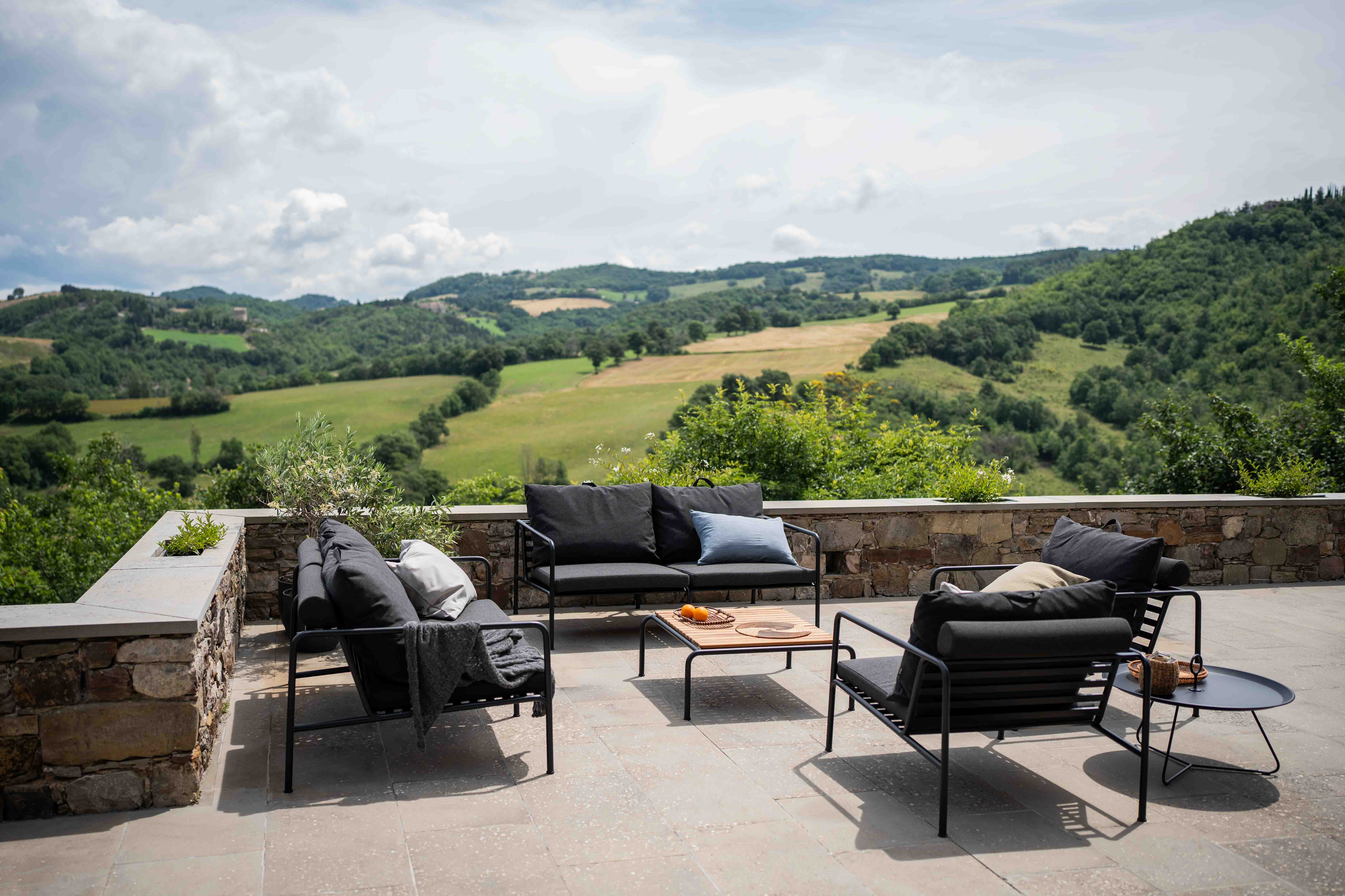 Houe // AVON Chair - Lounge armchair, Black frame, Dark gray cushion