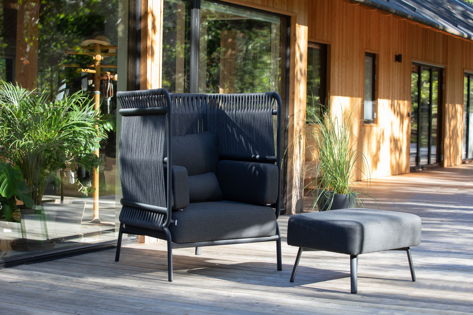 MINDO // MINDO 106 HIGH BACK LOUNGE CHAIR - DARK GREY | BLACK