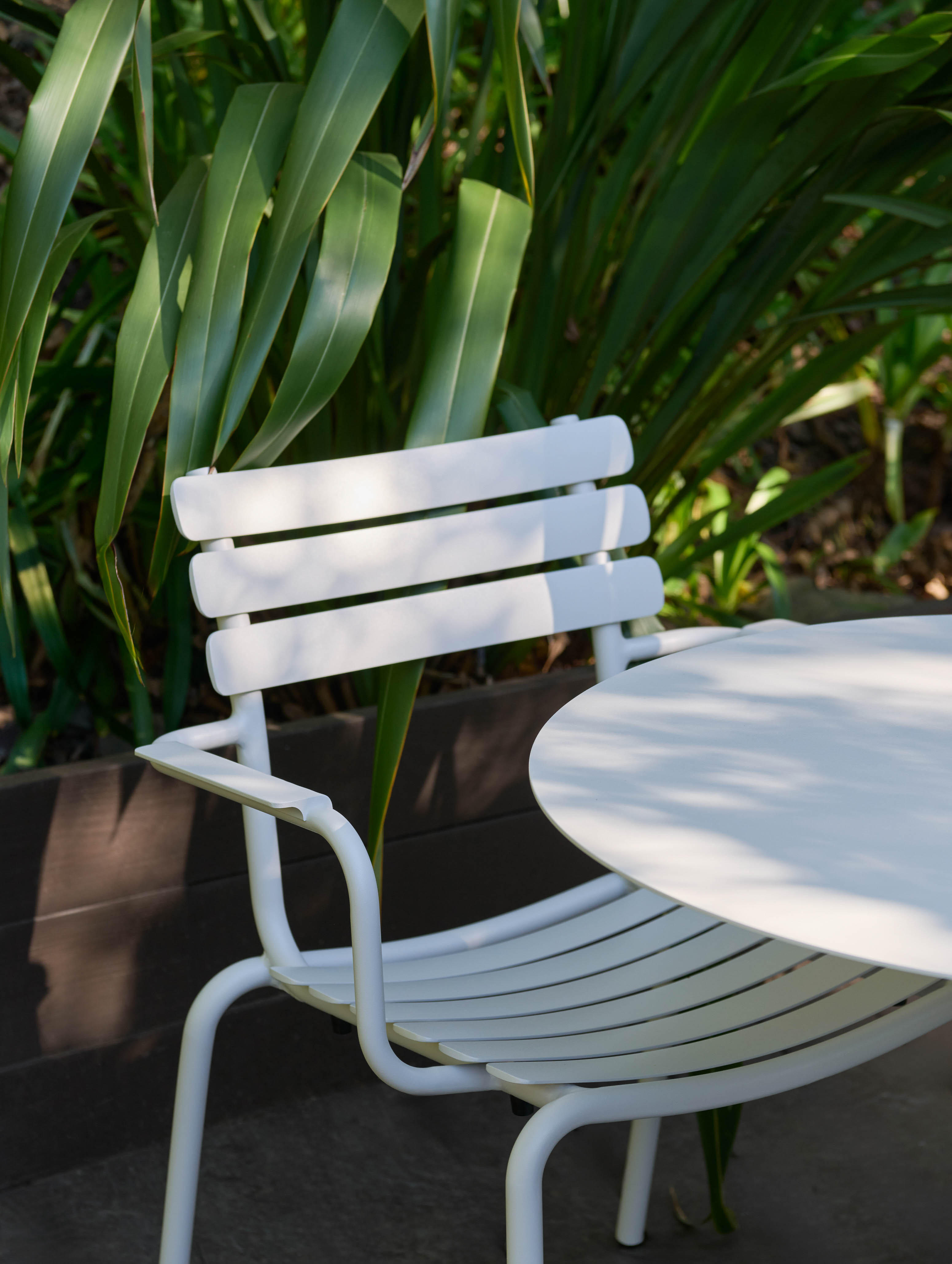 Houe // AVANTI Dining Chair - Garden chair with Armrest, Muted white