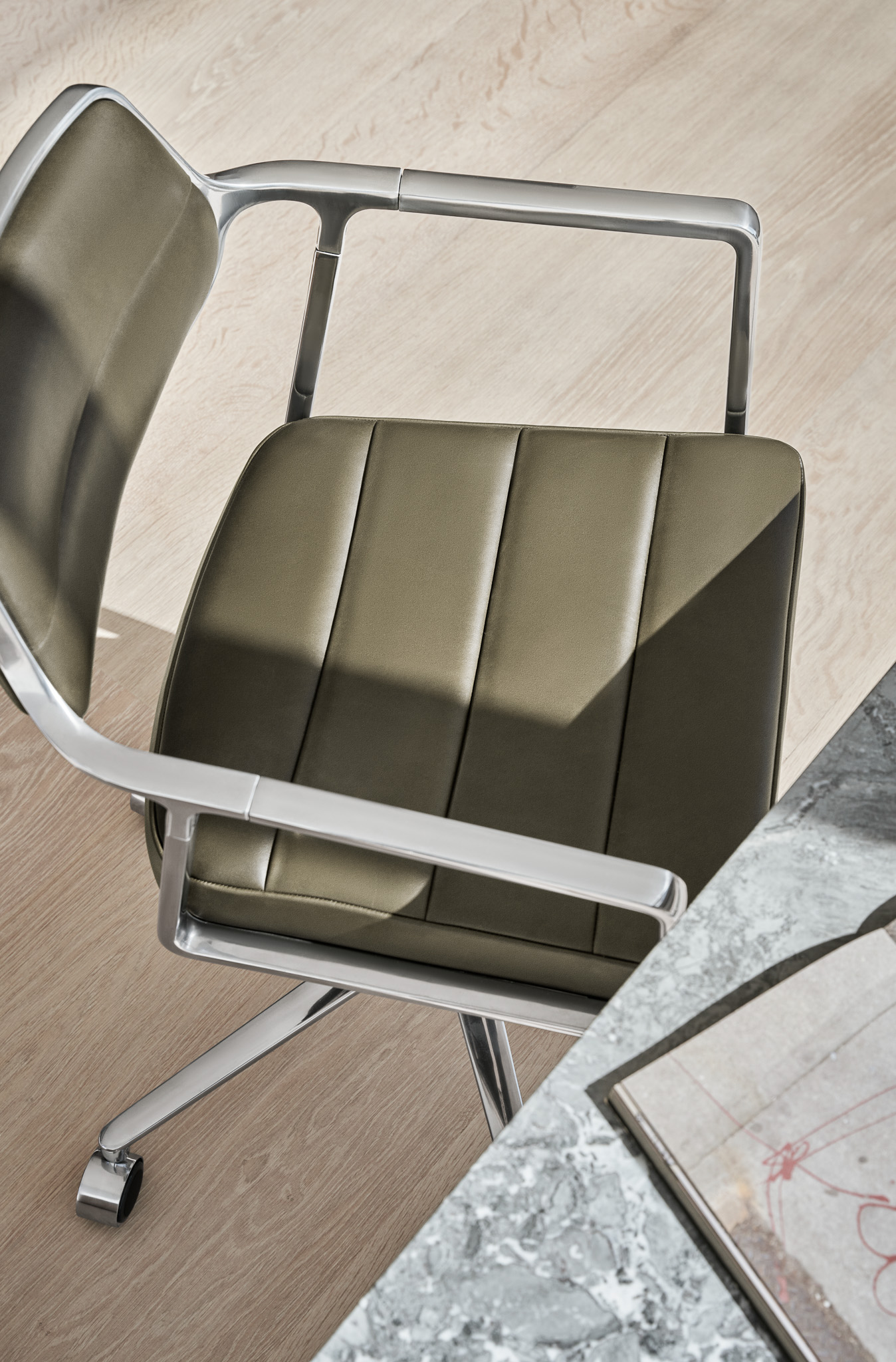 VIPP 453 // SWIVEL CHAIR WITH CASTORS - POL. FRAME, BLACK LEATHER