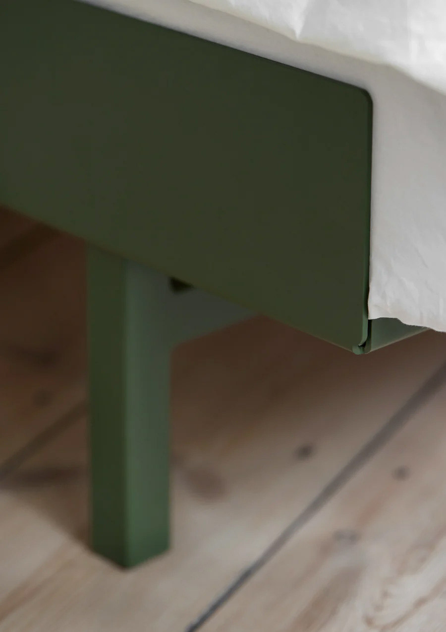 MOEBE // BETT 90-180 CM (LOW) - PINE GREEN | OHNE LATTENROST | KEINE ABLAGE