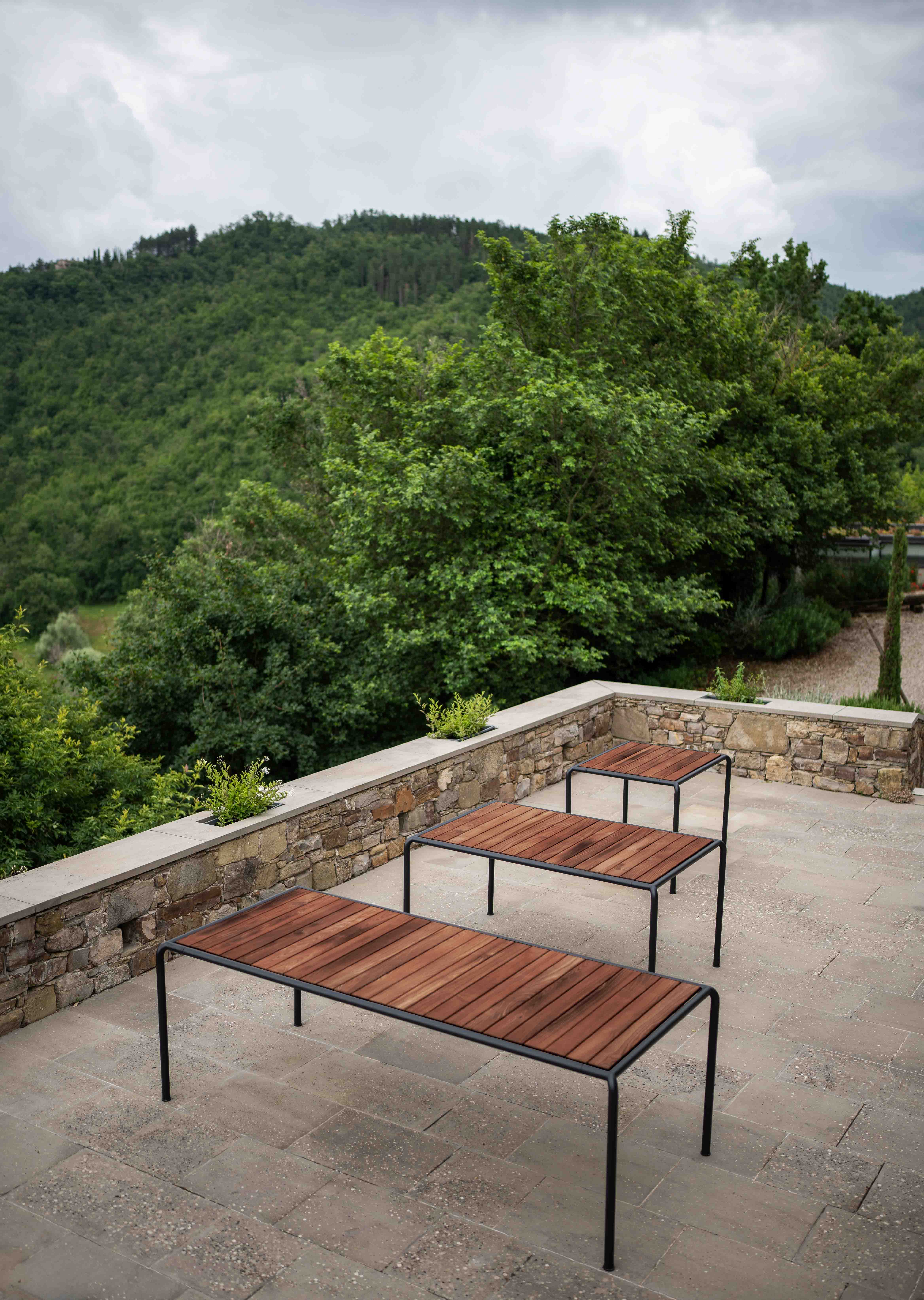 Houe // AVANTI Bench - Gartenbank, 130cm, Sitzfläche Esche, Rahmen Black