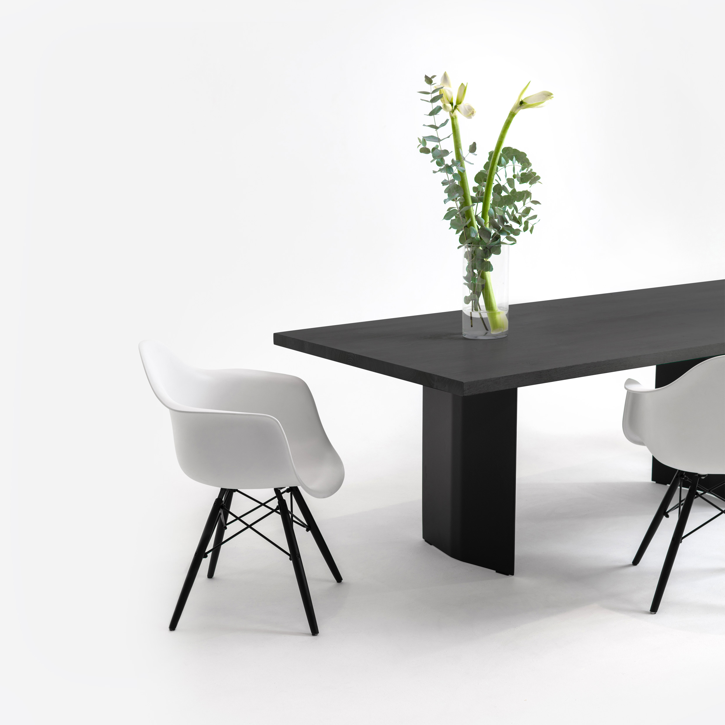 FORM EXCLUSIVE // FYNN - DINING TABLE | GERMAN OAK | BLACK CARED - 260CM X 100CM X 4CM - SINGLE BLACK