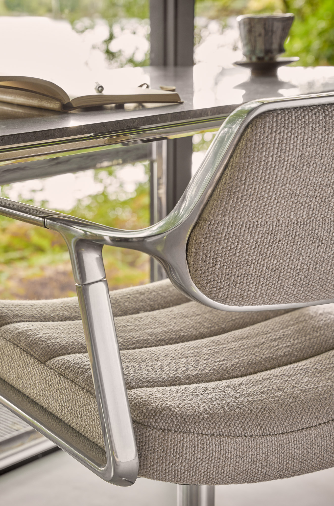 VIPP 453 // SWIVEL CHAIR WITH GLIDERS - POL. FRAME, TEXTIL SAND