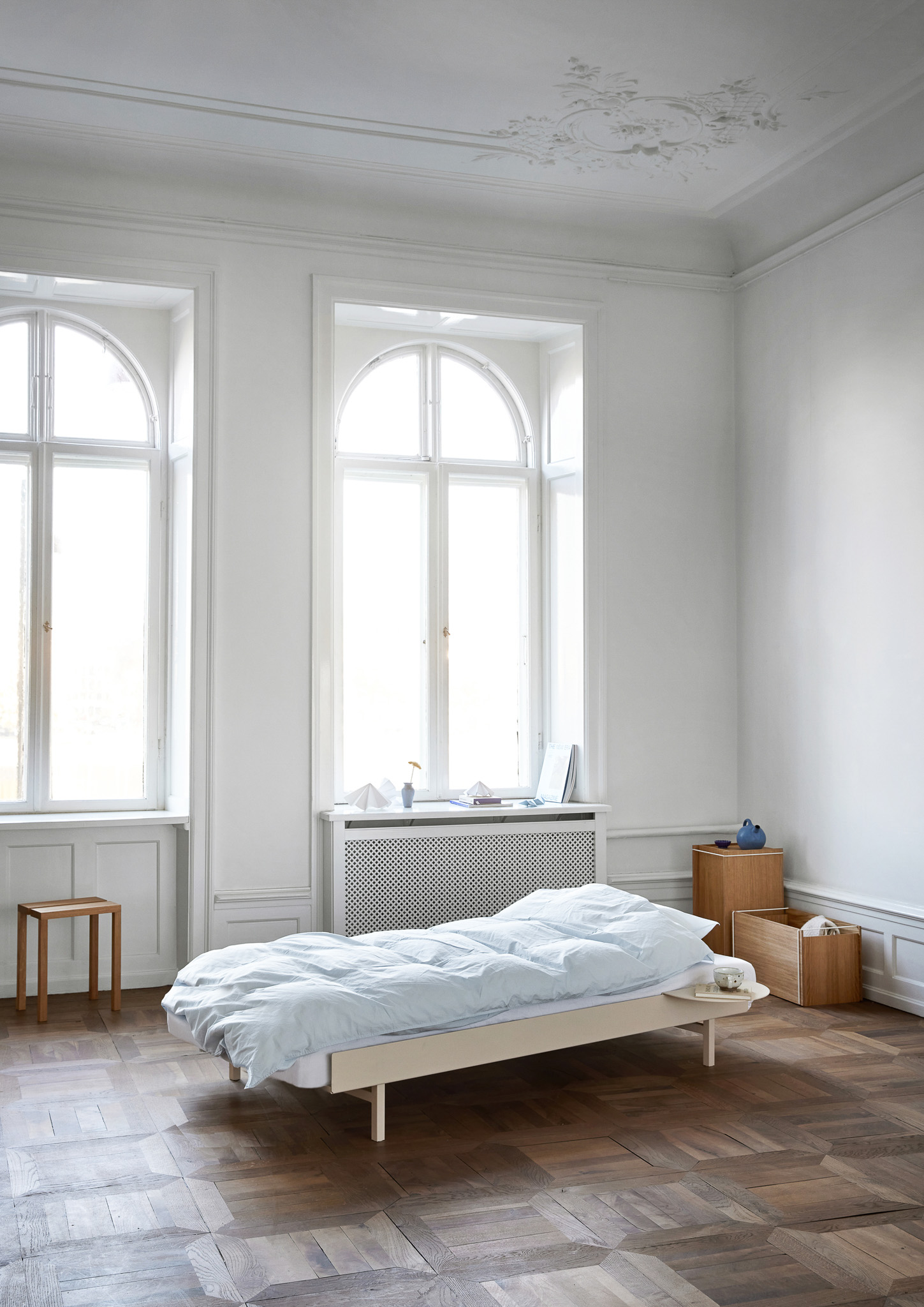 MOEBE // BED 90 CM (low) - SAND | NO SLATS | 2x SIDE TABLE