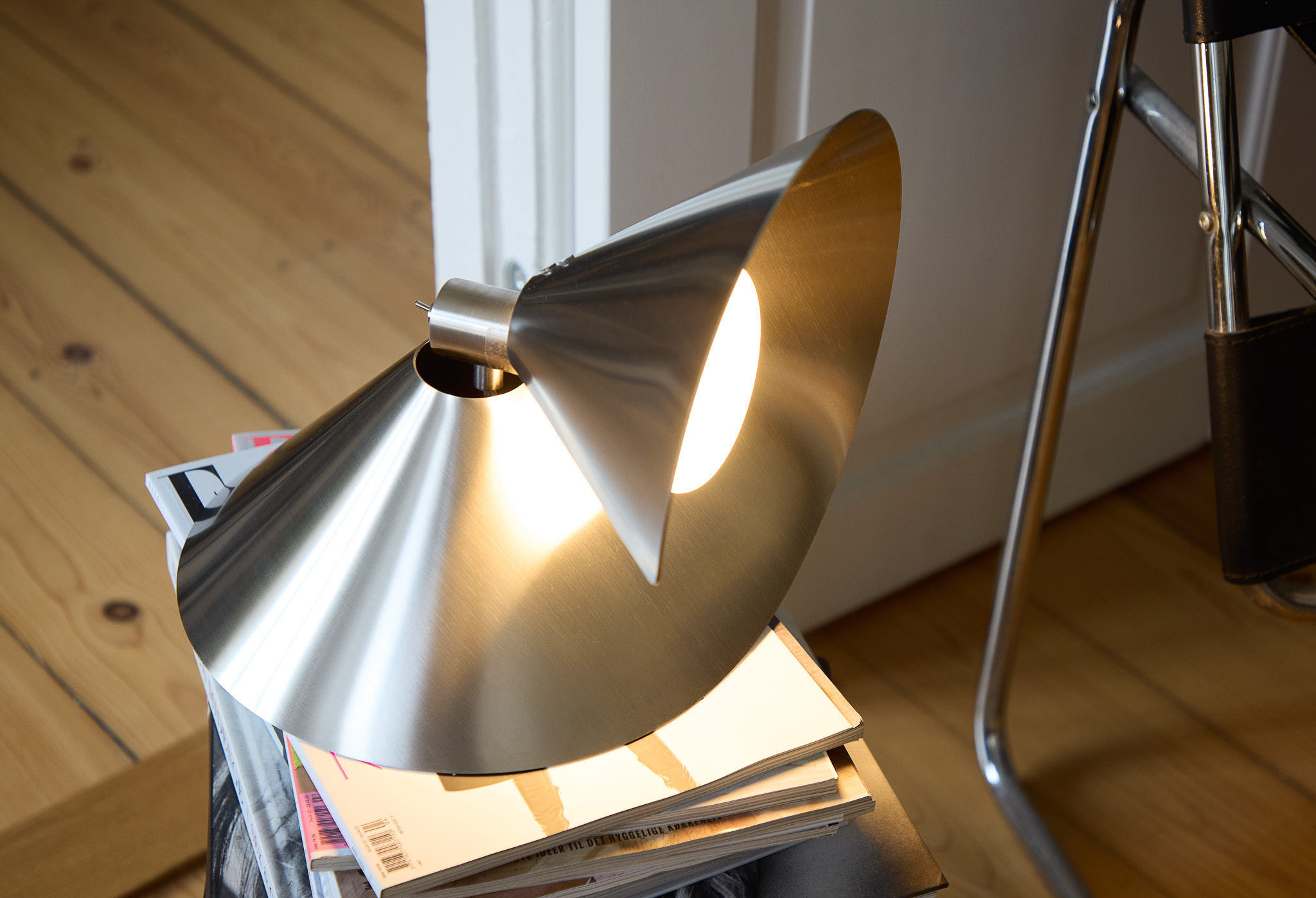 FRANDSEN // PEEL TABLE LAMP EU - TISCHLEUCHTE | BRUSHED STAINLESS STEEL