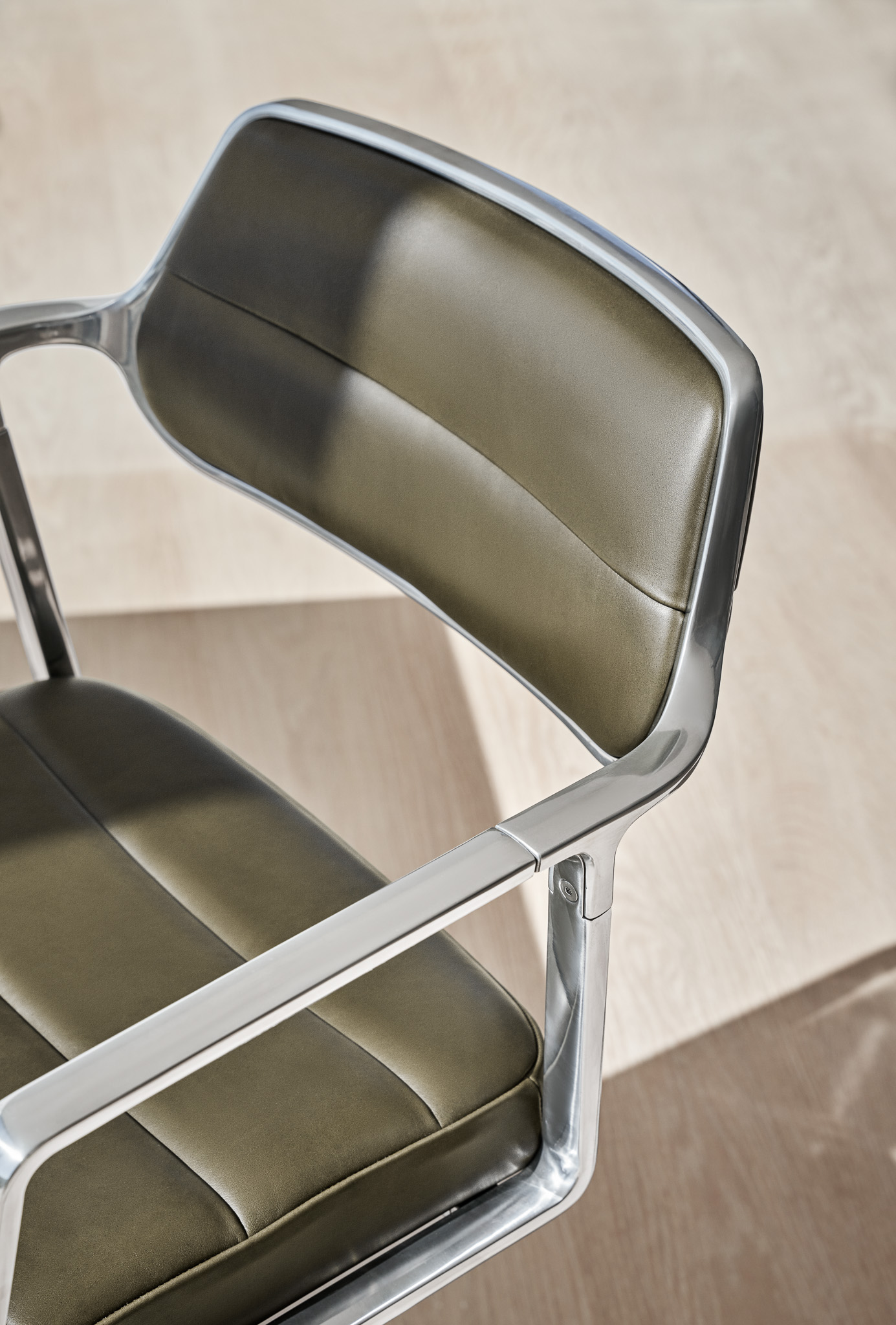 VIPP 453 // SWIVEL CHAIR WITH GLIDERS - POL. FRAME, LEATHER BOSCO GREEN