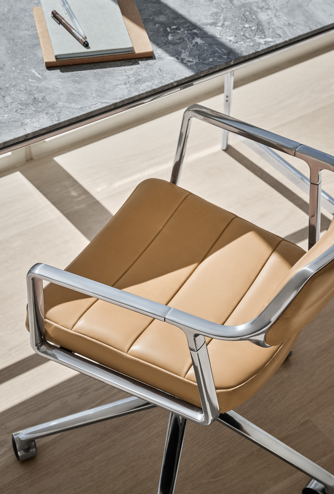 VIPP 453 // SWIVEL CHAIR WITH CASTORS - POL. FRAME, LEATHER CAMEL