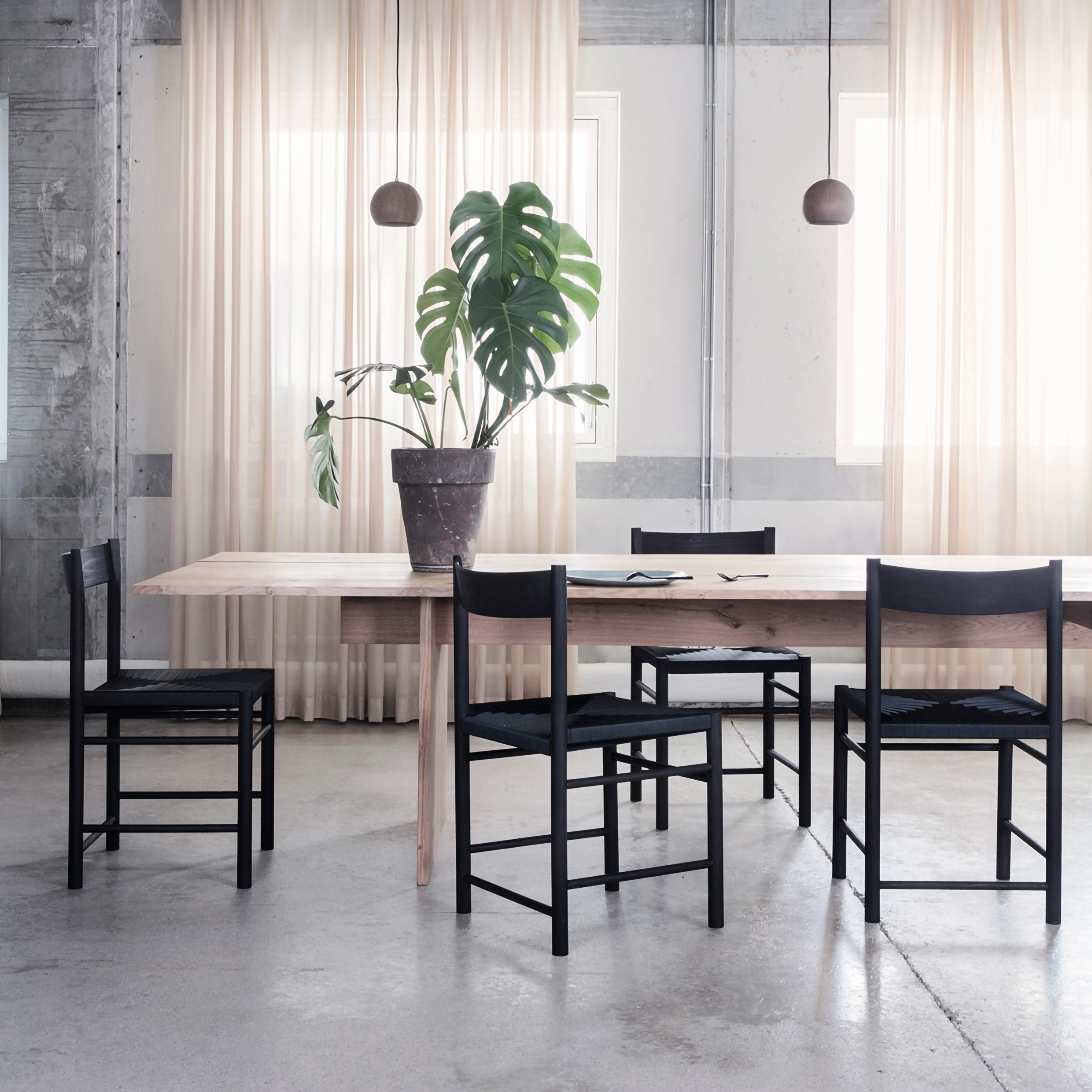 BRDR. KRÜGER // F CHAIR - DINING TABLE CHAIR | ASH | BLACK | POLYESTER BAND BLACK - WITHOUT ARMREST