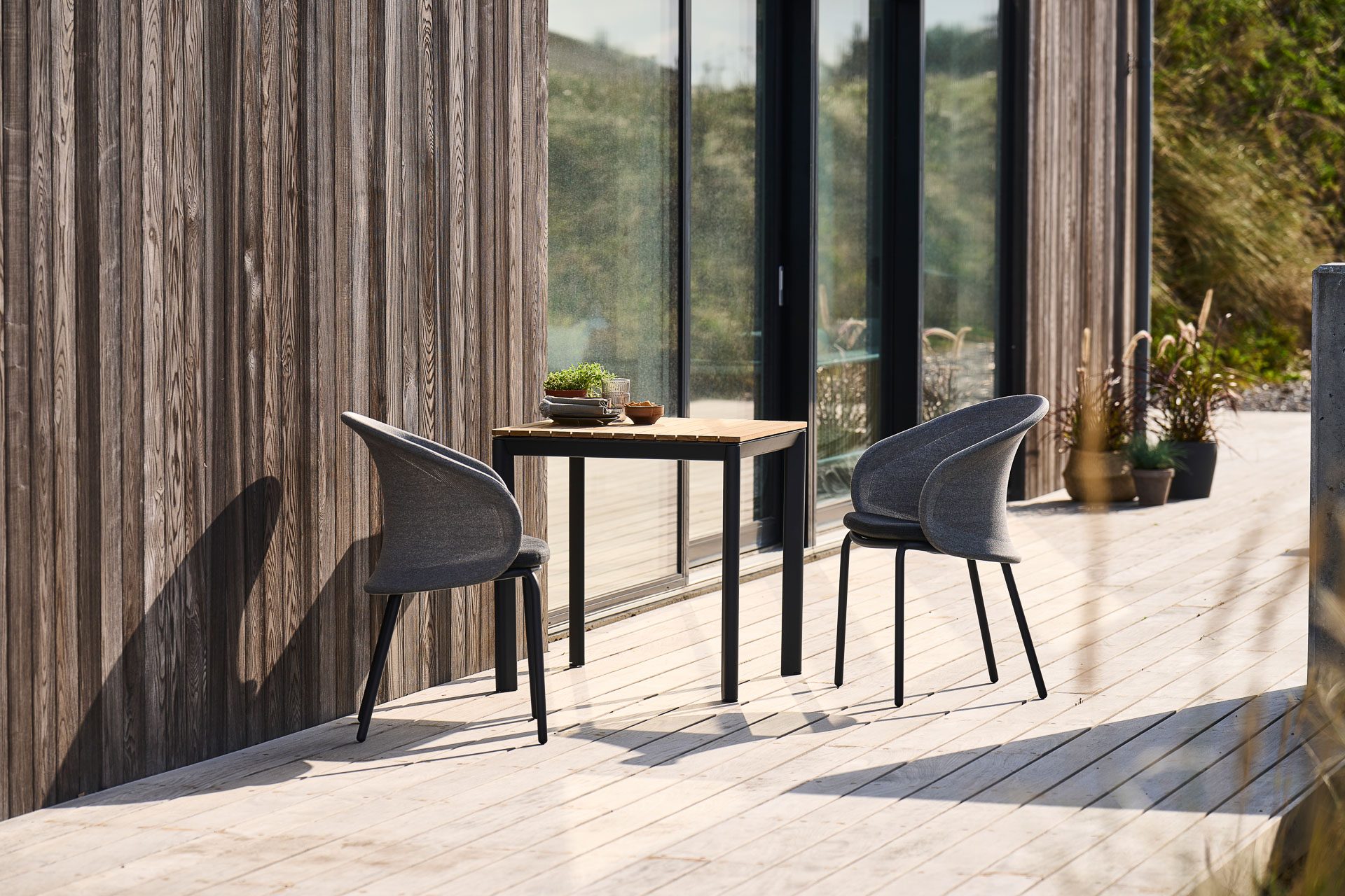 MINDO // MINDO 101 DINING TABLE 74X74 - DARK GRAY | TEAK