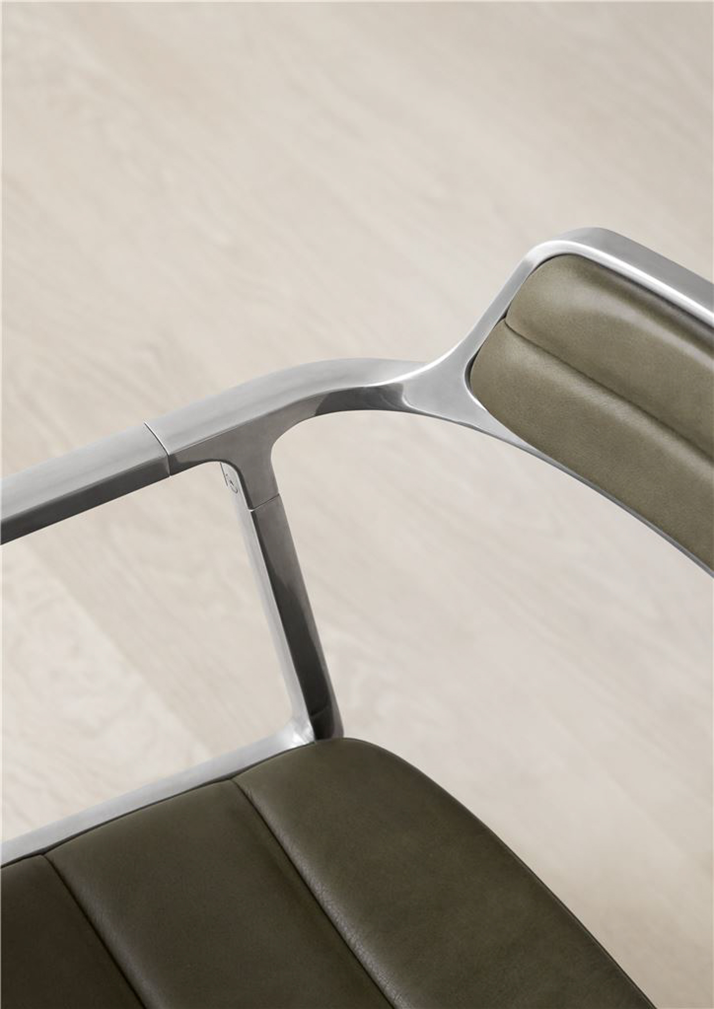 VIPP 452 // SWIVEL CHAIR - BOSCO GREEN, POL. FRAME, CASTORS