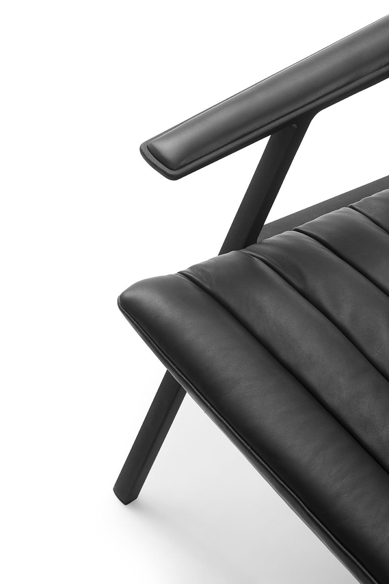 VIPP 456 // LOUNGE CHAIR | BLACK LEATHER