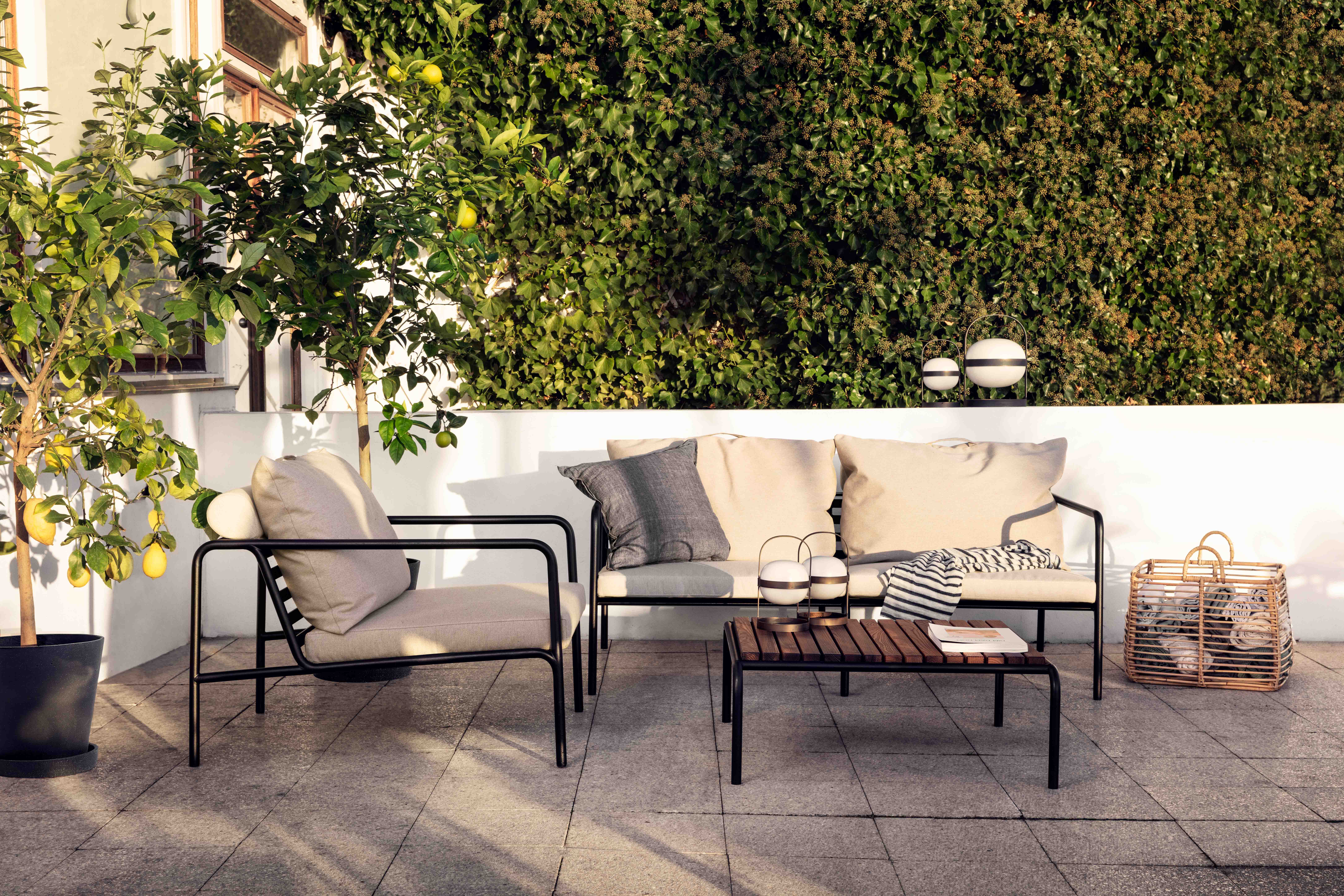 Houe // AVON 2-Seater - Outdoor Sofa,  Rahmen Black, Kissen Black