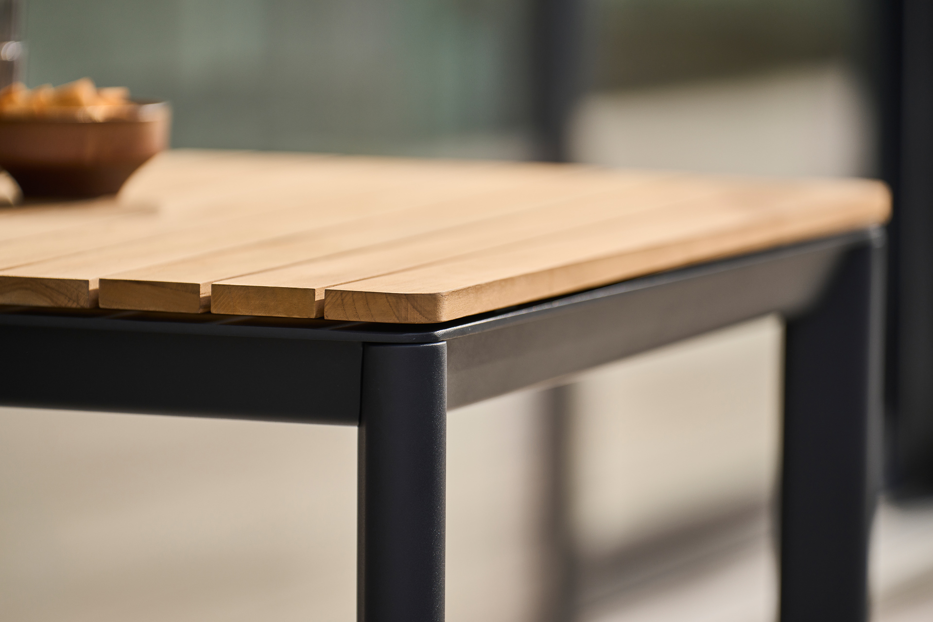 MINDO // MINDO 101 DINING TABLE 74X74 - DARK GRAY | TEAK