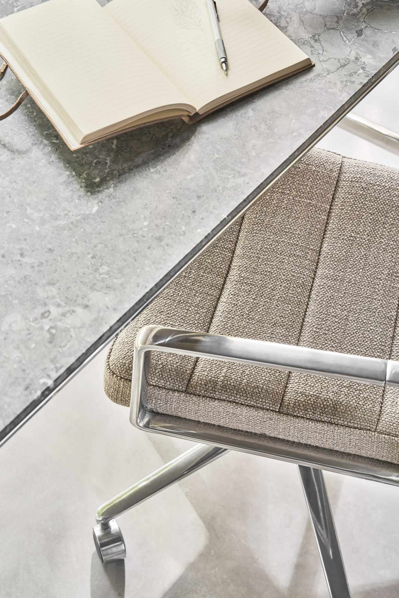 VIPP 453 // SWIVEL CHAIR WITH GLIDERS - POL. FRAME, TEXTIL SAND