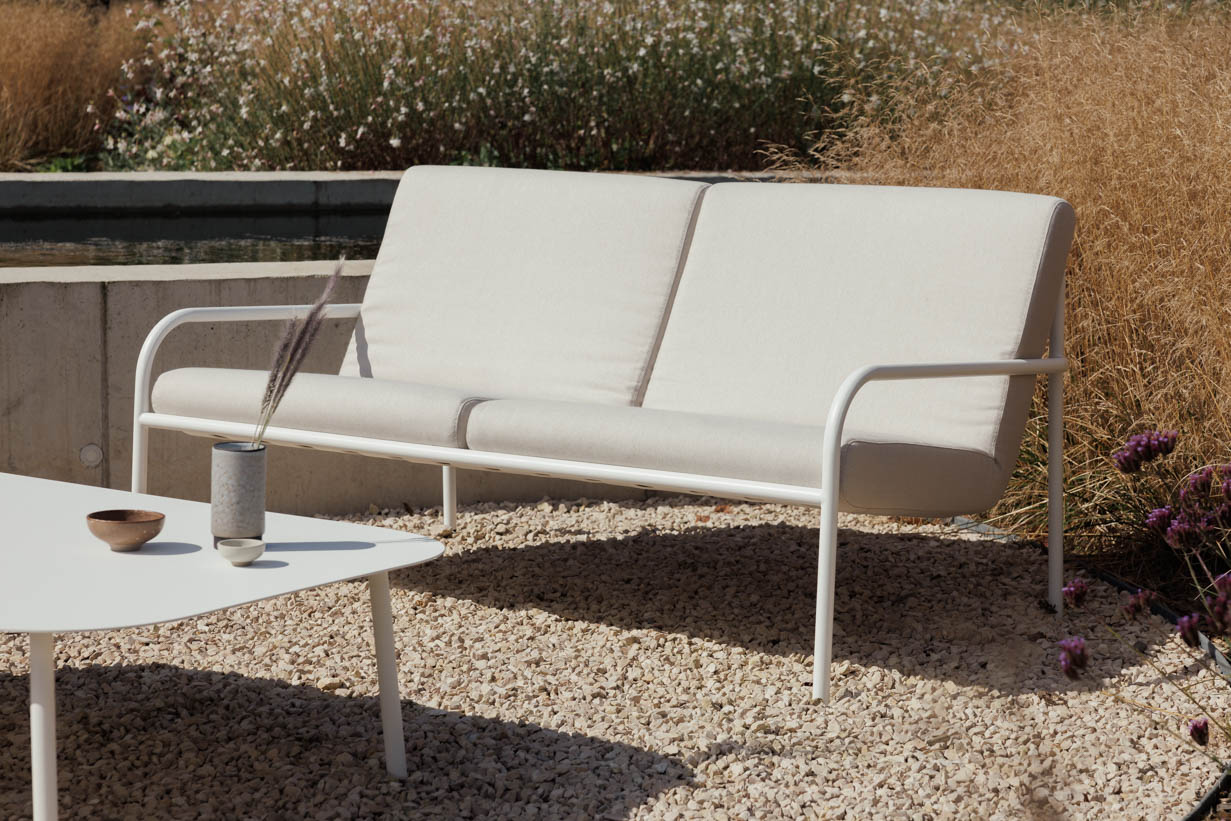 METALLBUDE // CRUZ - LOUNGE SOFA | OUTDOOR | WHITE/SAND