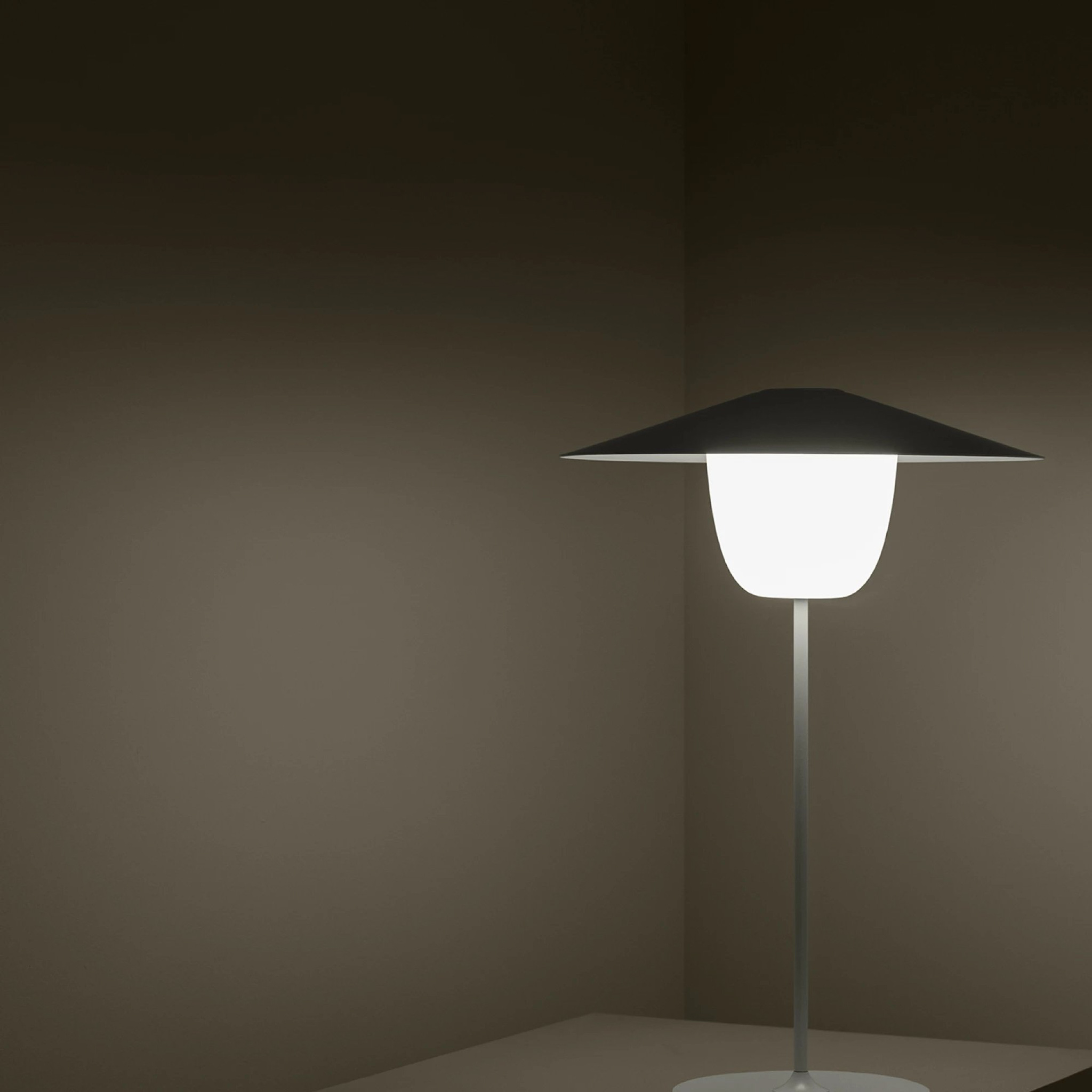 BLOMUS // ANI LAMP - MOBILE LED-TISCHLEUCHTE | MAGNET