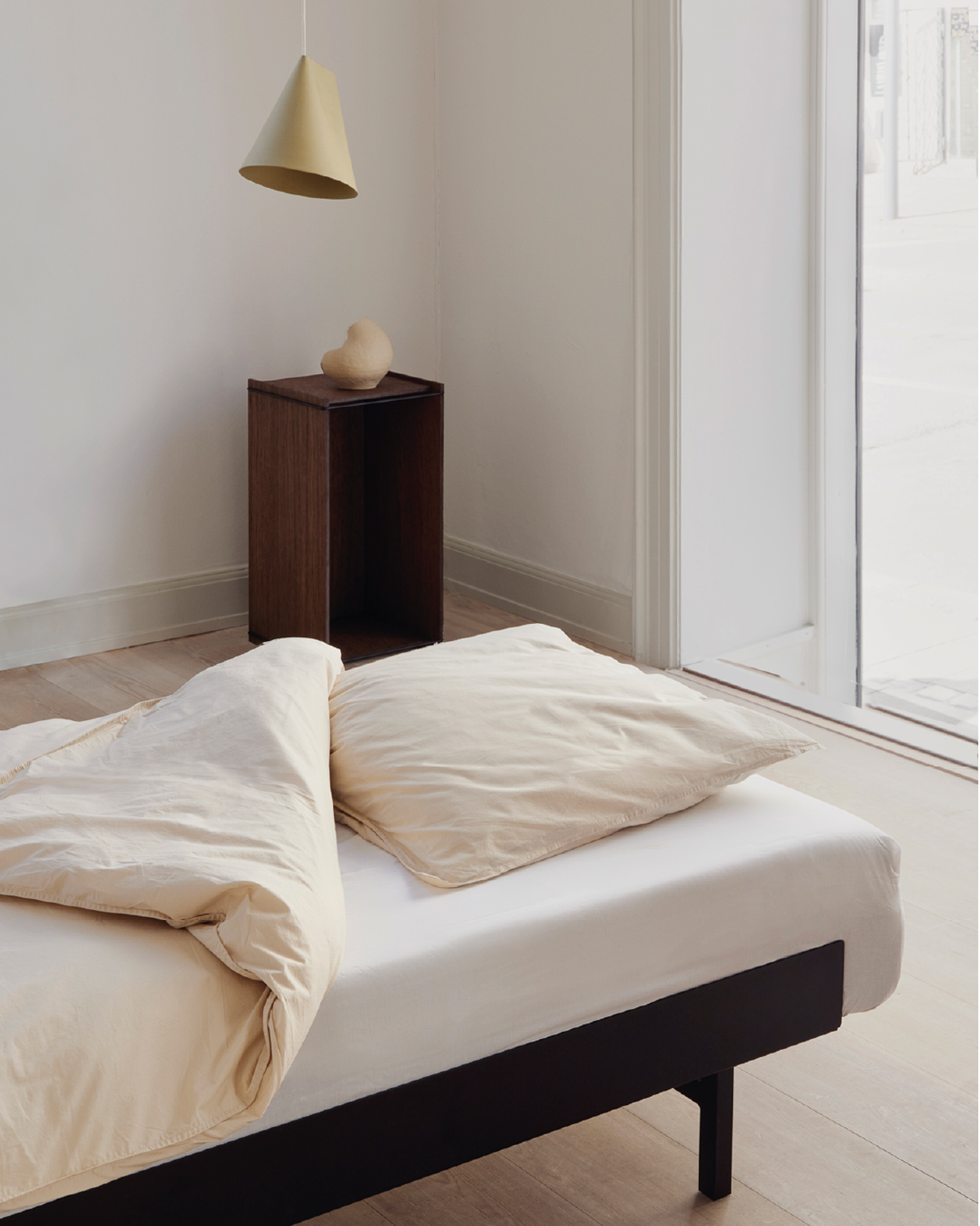 MOEBE // BED 90 CM (low) - BLACK | NO SLATS | 2x SIDE TABLE