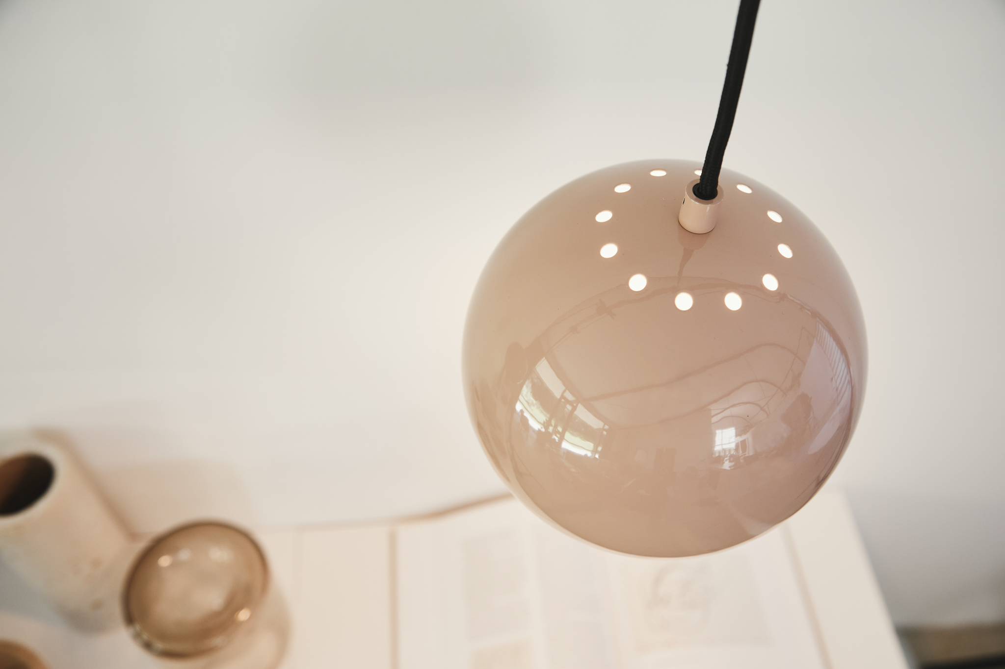 FRANDSEN // BALL PENDANT Ø18 EU - PENDELLEUCHTE | GLOSSY NUDE