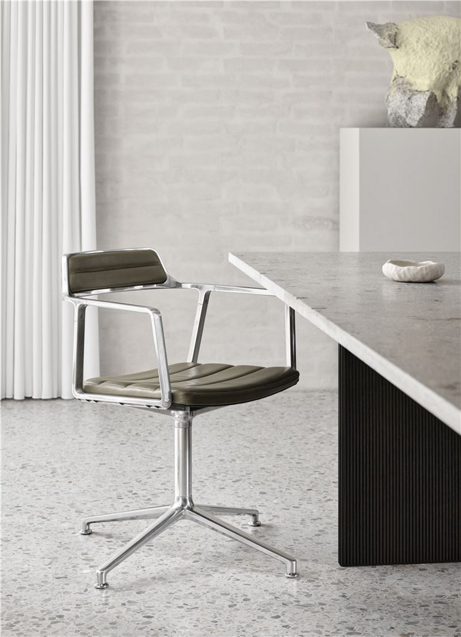 VIPP 452 // SWIVEL CHAIR - LEATHER SCHWARZ, POL. FRAME, GLIDERS