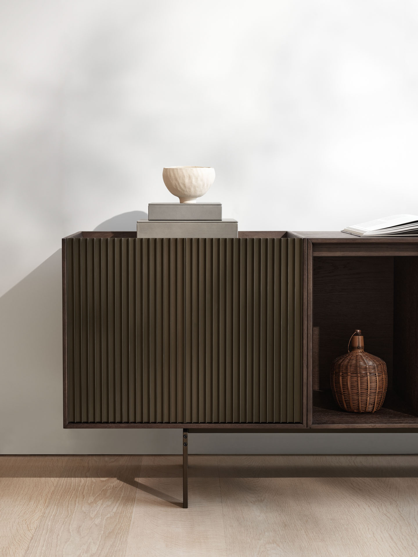 VIPP 675 // Schrank H6 - Korpus Eiche dunkel, Türen Aluminium dunkel eloxiert, Marmor Pietra Grau VIPP 675 // Schrank H6 - Korpus Eiche dunkel, Türen Aluminium dunkel eloxiert, Marmor Pietra Grau