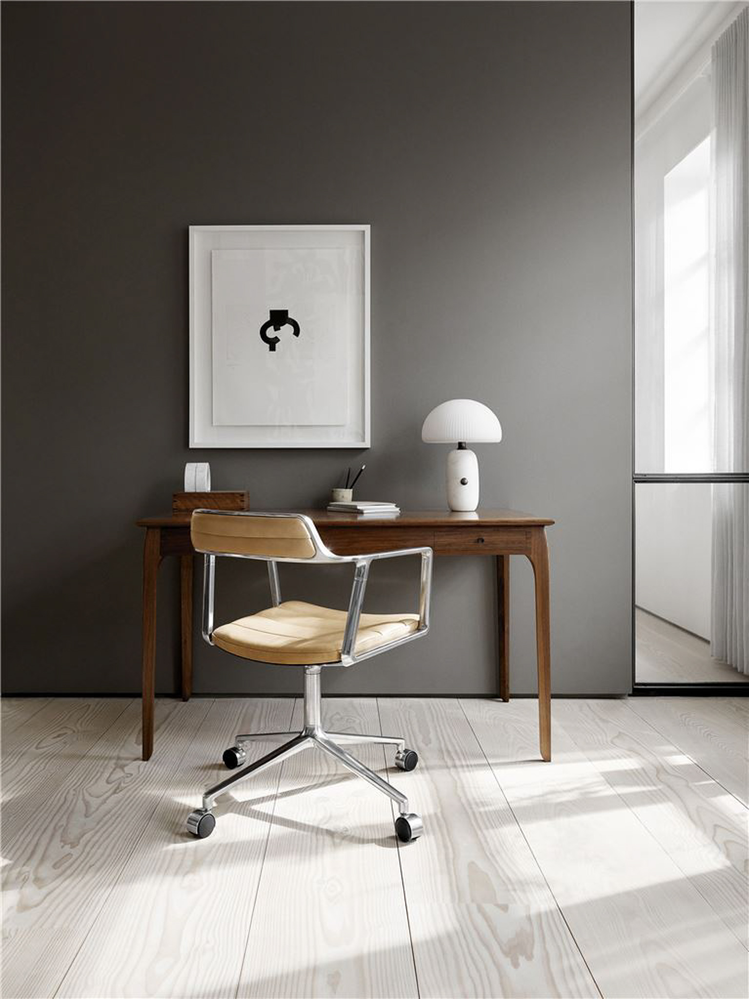 VIPP 452 // SWIVEL CHAIR - LEATHER SAND, POL. FRAME, CASTORS