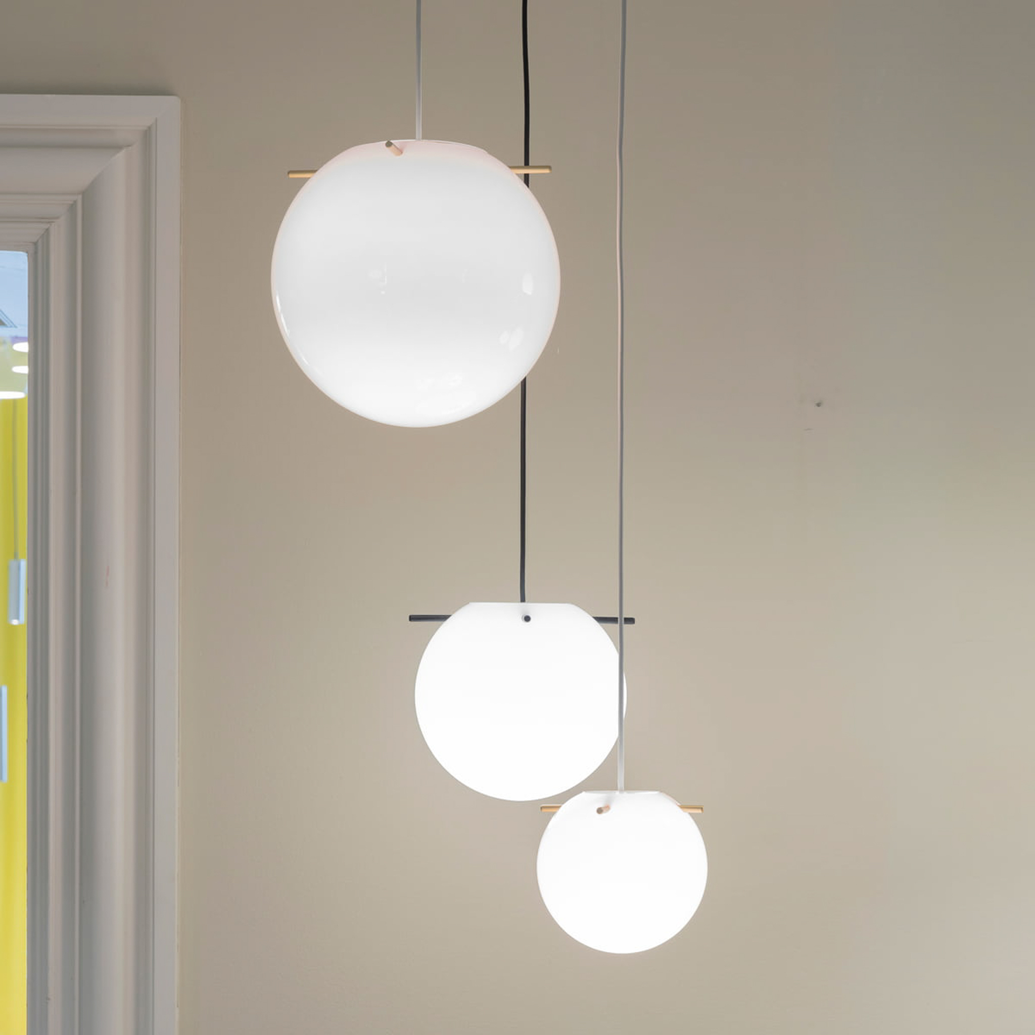FRANDSEN // KOI PENDANT Ø25 EU - PENDELLEUCHTE | OPAL WHITE/BLACK STICKS