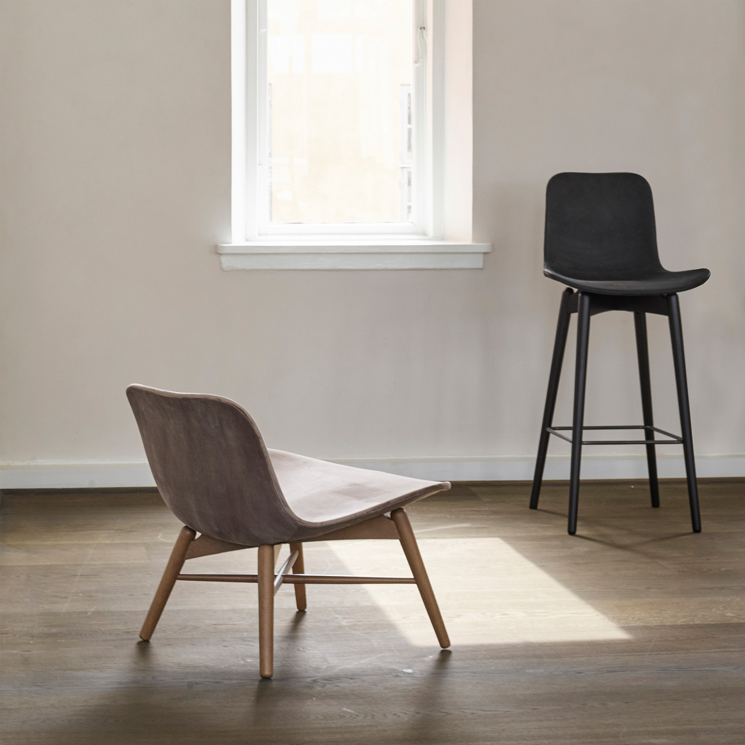 NORR11 // LANGUE - BAR CHAIR | BEECH BLACK | LEATHER DUNES ANTHRACITE 21003 - 75 CM