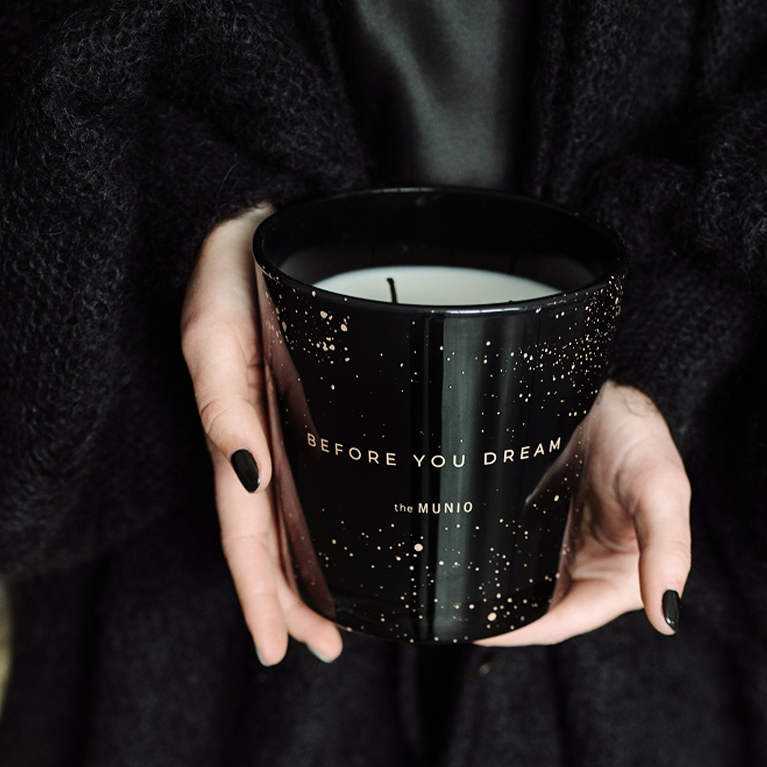 the MUNIO // BEFORE YOU DREAM - FLUOROUS CANDLE | 830 ML | BLACK