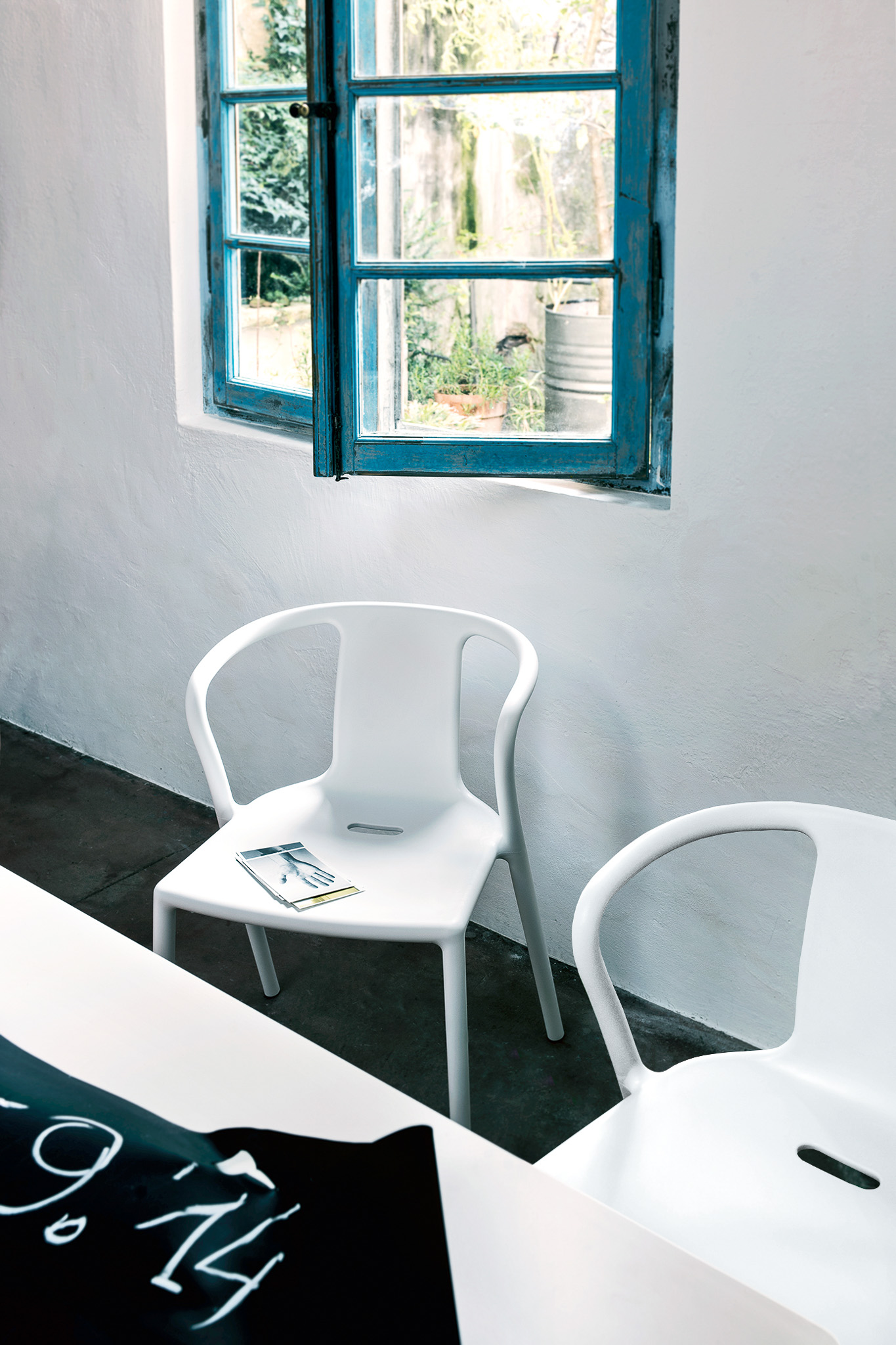 MAGIS // AIR - CHAIR | WITH ARMRESTS | WHITE