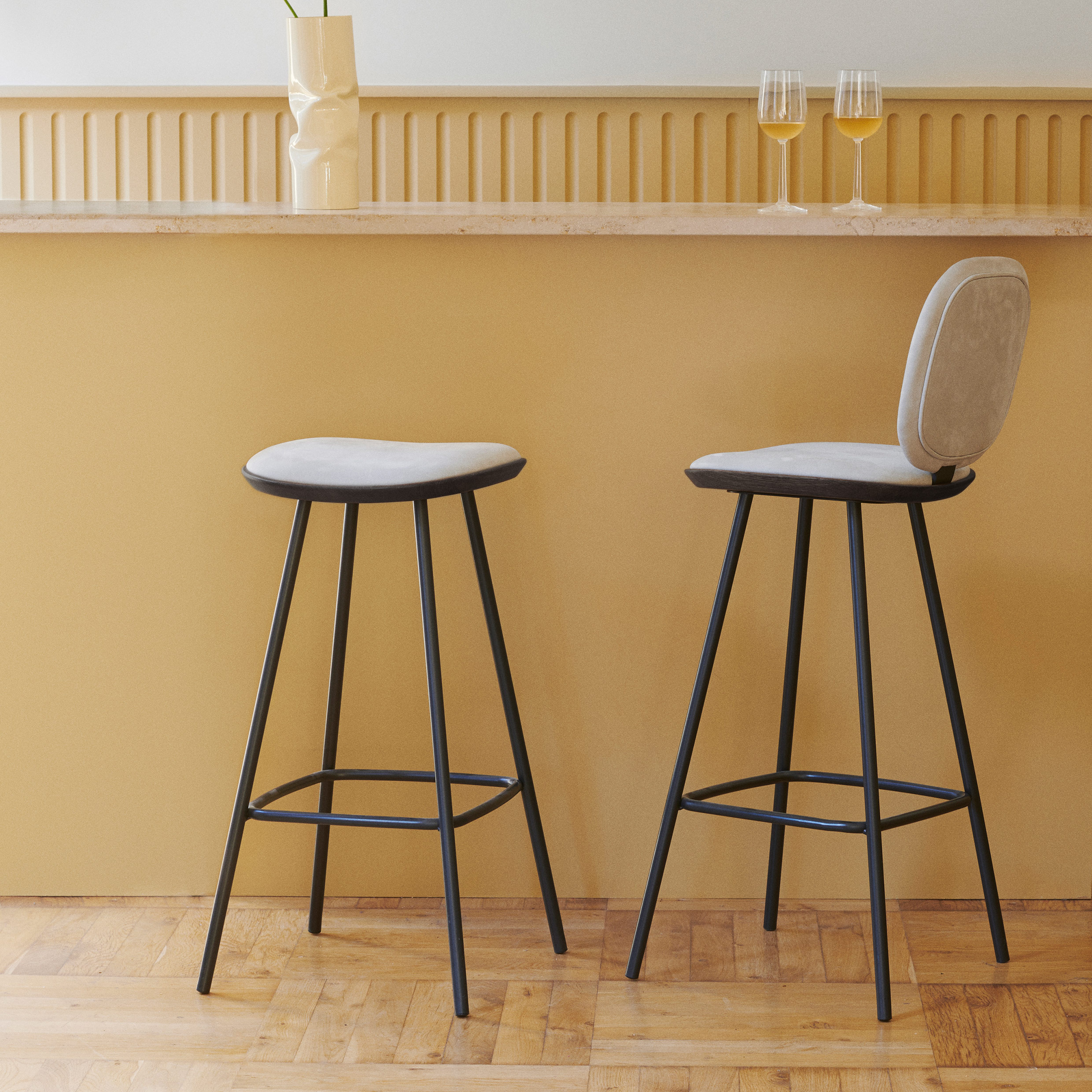 BRDR. KRÜGER // PAULINE - BAR STOOL WITH BACKREST | OYSTER - 75 CM