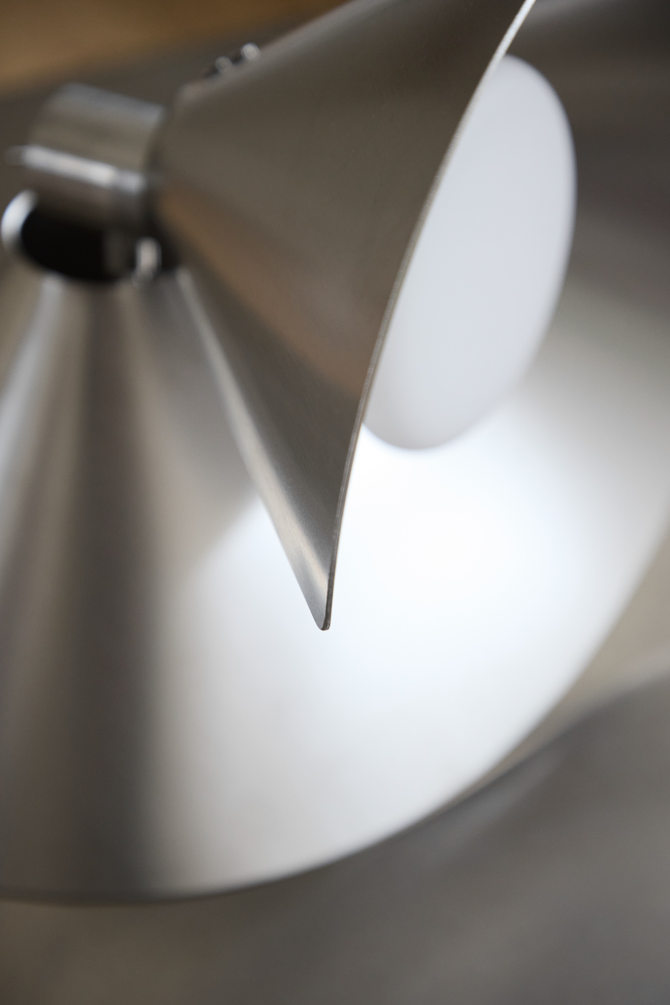 FRANDSEN // PEEL TABLE LAMP EU - BRUSHED STAINLESS STEEL