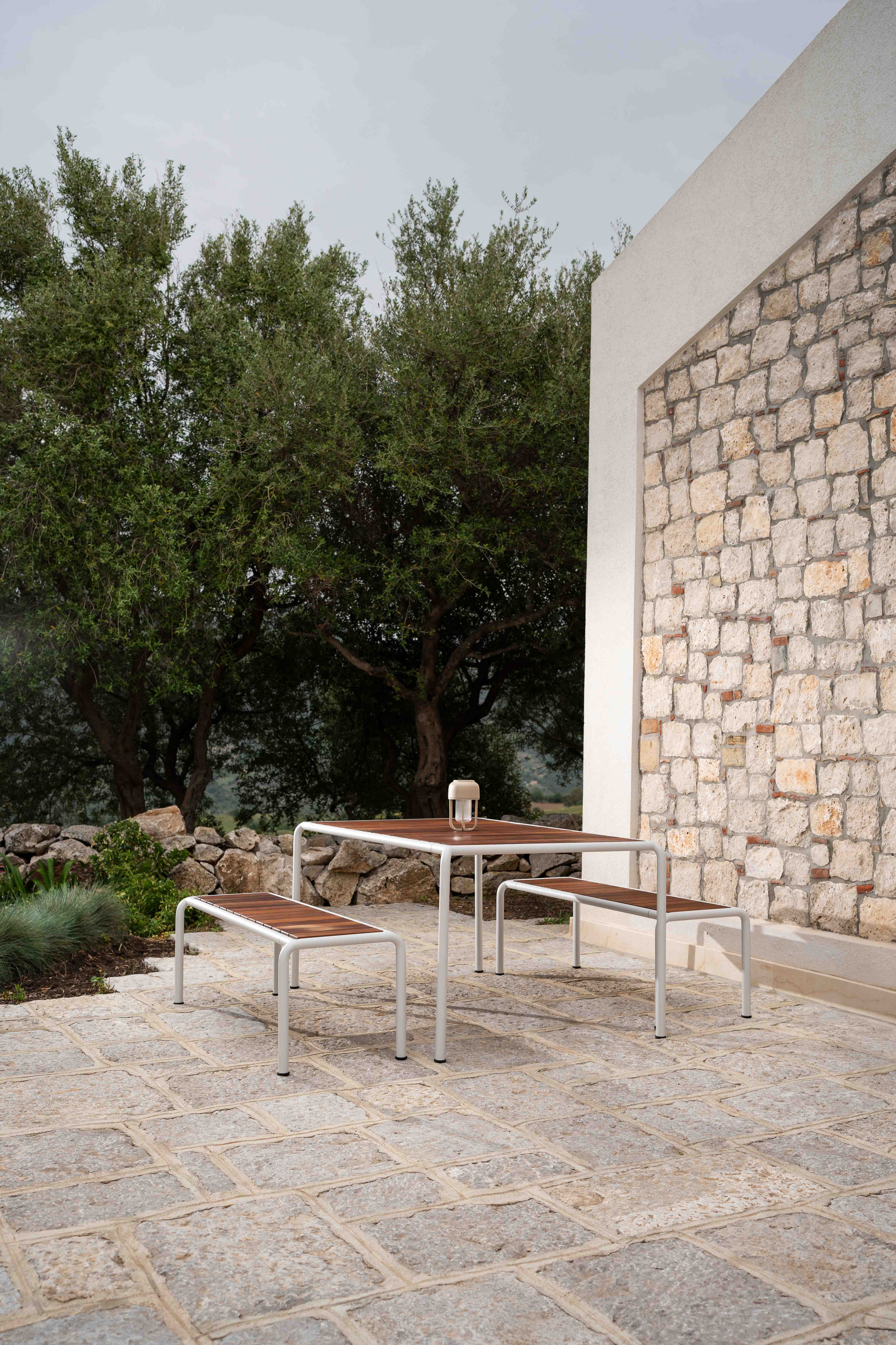 Houe // AVANTI Bench - Garden bench, 200cm, seat Muted white alu, frame Muted white