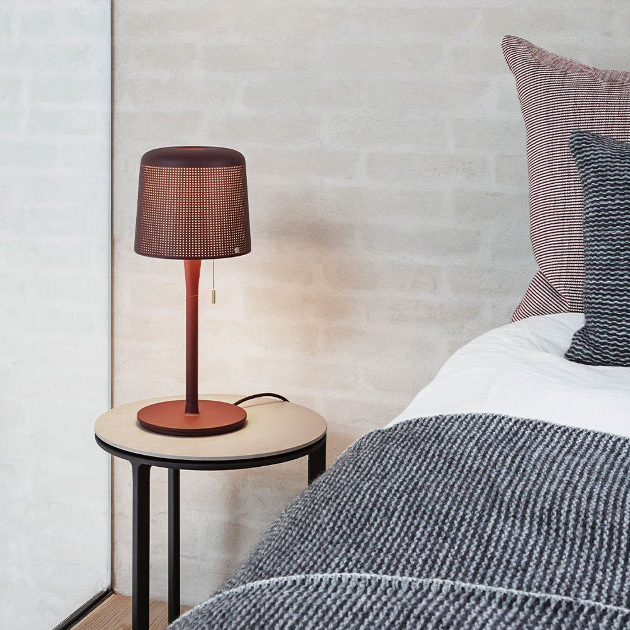 VIPP 530 // TABLE LAMP | BURGUNDY