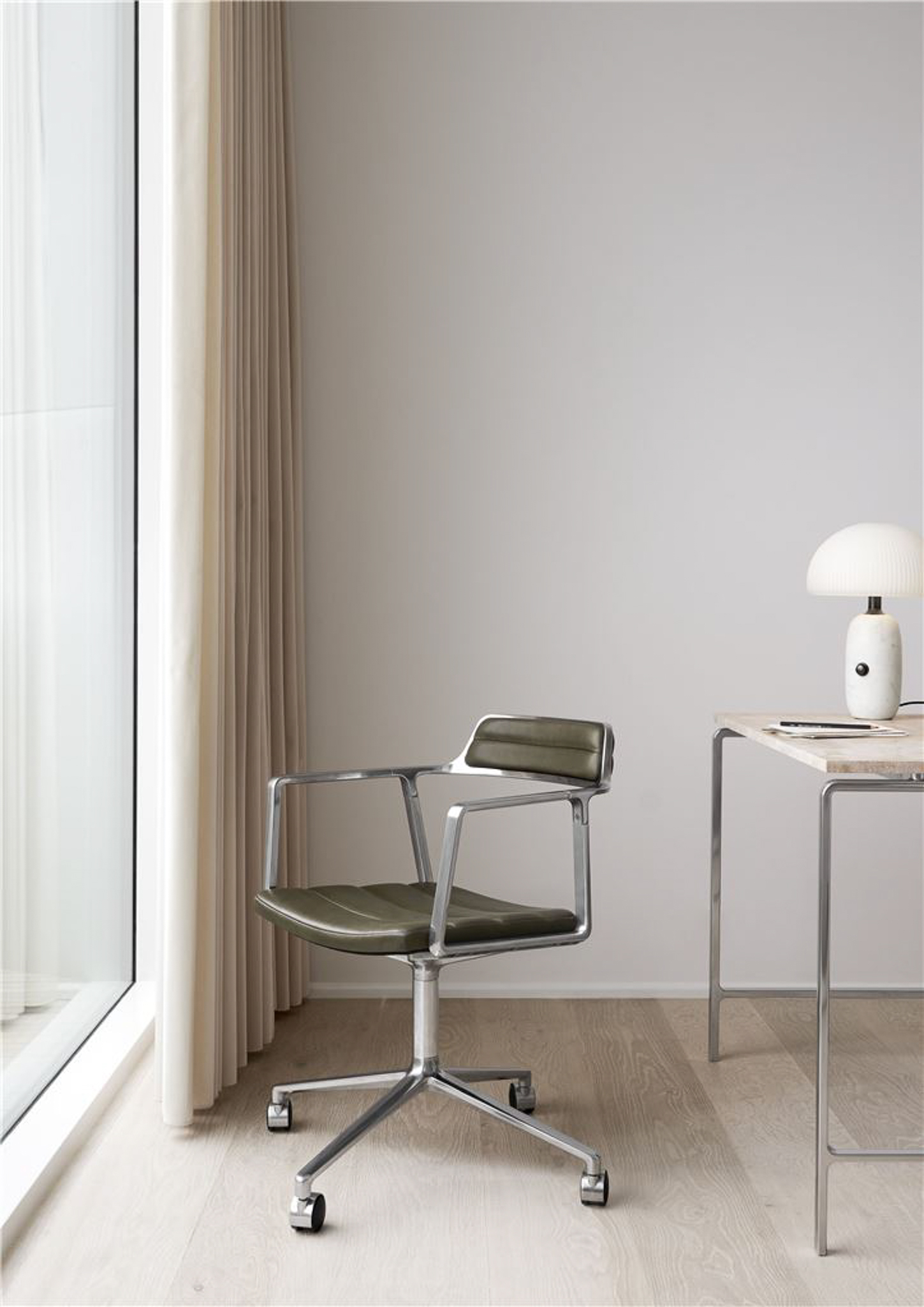 VIPP 452 // SWIVEL CHAIR - BOSCO GREEN, POL. FRAME, CASTORS